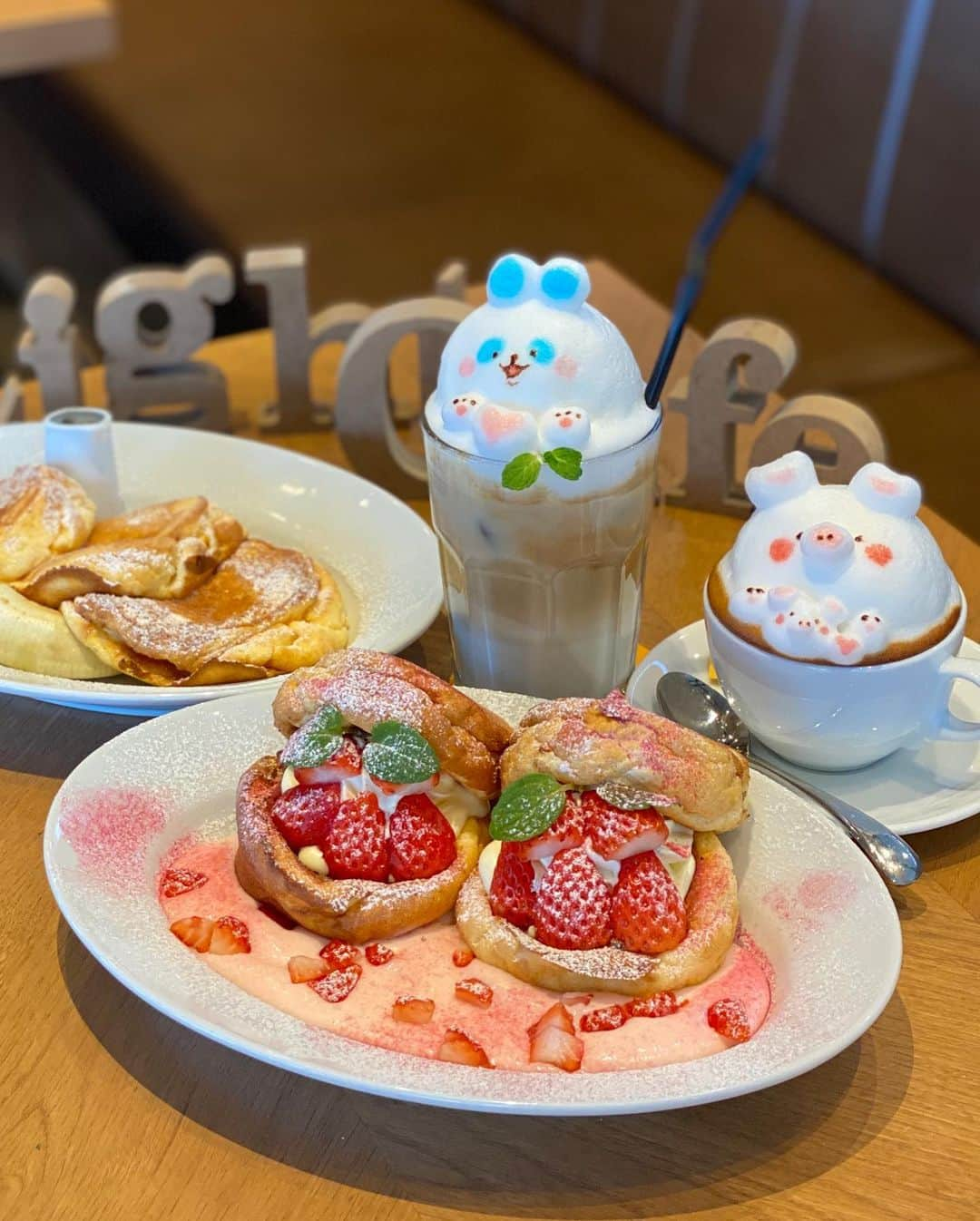 Ayuminさんのインスタグラム写真 - (AyuminInstagram)「🥞Light Cafe 東岡崎店🥞 名古屋で人気のLight Cafeさんが東岡崎駅直結の 商業施設「OTO RIVERSIDE TERRCE」にOPEN❣️ . 名古屋の店舗には無いテイクアウト専用窓口があり タピオカやプリンなどのテイクアウト限定メニュー まであります🥺💓 . 色々いただいたのでまずはデザートから🤩 他のものはまた次postします🥳 . ☑️ストロベリークリームチーズベネディクトパンケーキ ☑️リコッタチーズパンケーキ ☑️3Dラテアート . 東岡崎店限定テイクアウトメニュー ☑️タピオカ(ミルクティー、ストロベリー) ☑️ストロベリースクエアプリン . . 席数も多くてロケーションも良し！な これまでにないライトカフェさんでした💓 @lightcafe_official @lightcafe_okazaki . スタバクイーン👸🏼メインアカウント ➡︎ @ayumin0220stb . #ライトカフェ#リコッタチーズパンケーキ#lightcafe#OTORIVERSIDETERRCE#オトリバーサイドテラス #岡崎#岡崎ランチ#岡崎グルメ#岡崎カフェ#岡崎パンケーキ #インスタグルメアワード2020#あいなご#ナゴレコ#グルメライター」1月20日 18時43分 - ayumin0220