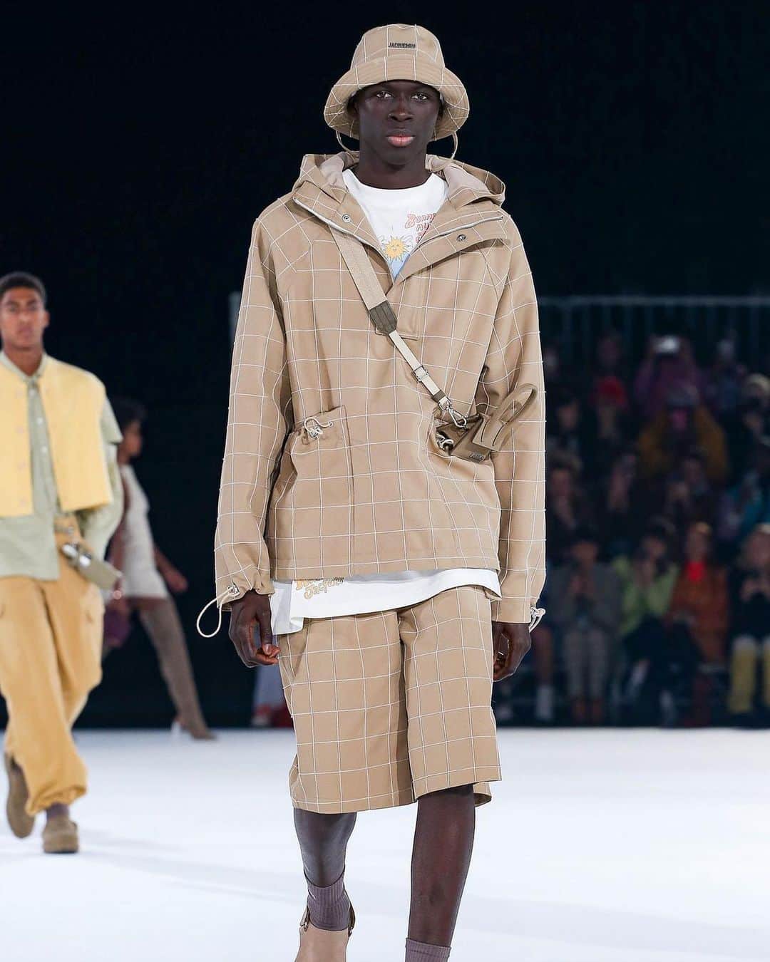 HYPEBEASTさんのインスタグラム写真 - (HYPEBEASTInstagram)「@hypebeaststyle: @jacquemus‘ distinctive minimalist palette came to life at #ParisFashionWeek. Dubbed “THE YEAR ‘97,” the Fall/Winter 2020 collection was imbued with soft shades of ivory, creamy ecru, gray, olive, violet and blue over linen trousers, delicate mohair sweaters, puffer jackets, trench coats, anoraks, vests and loose slacks, showcasing the silhouettes in the form of clean-cut lines and loosely tailored layers. Head to the link in our bio to view the entire presentation. ⁠⠀ Photo: Regis Colin/@nowfashion」1月20日 18時42分 - hypebeast