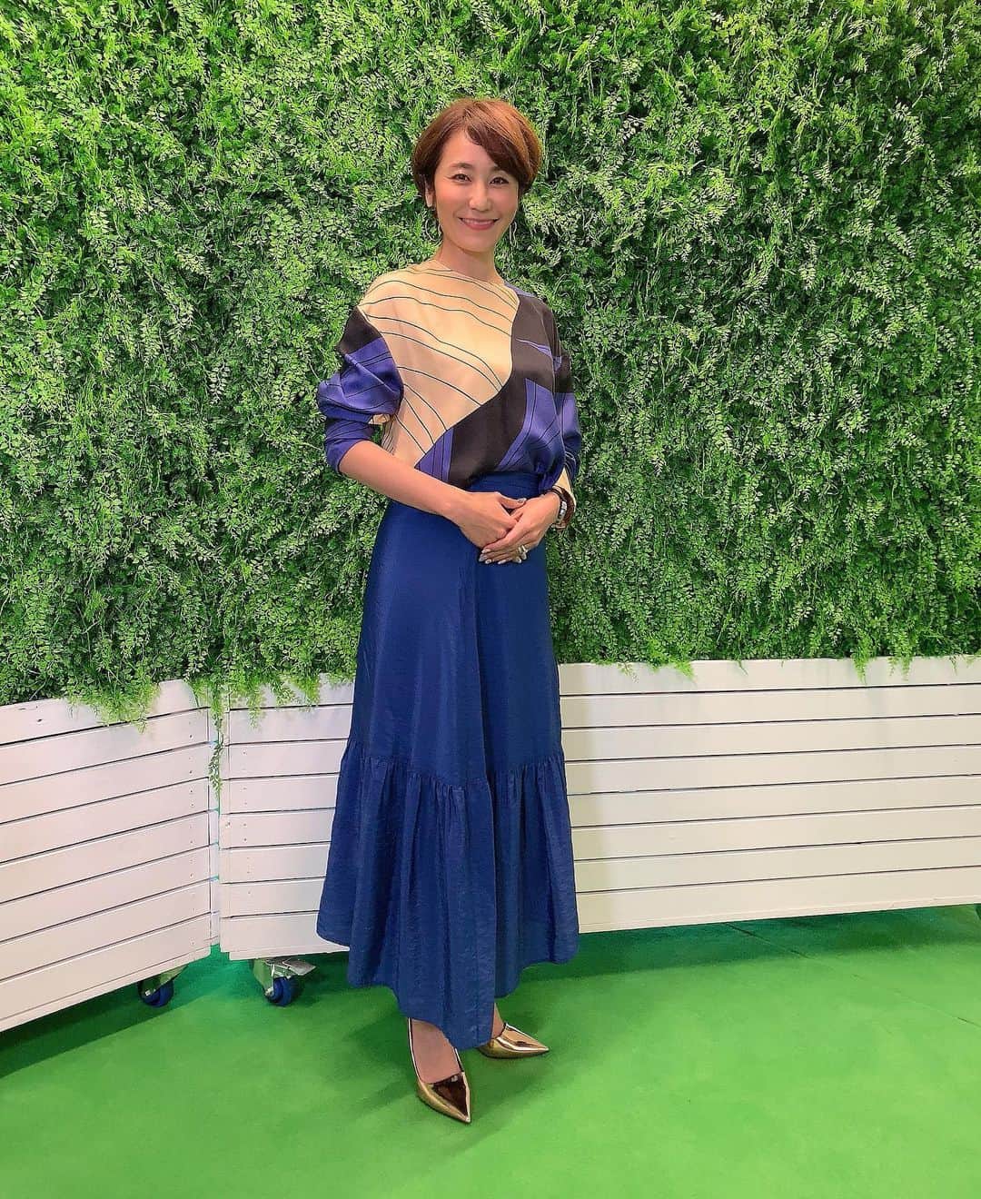 森上亜希子さんのインスタグラム写真 - (森上亜希子Instagram)「本日の衣装です。  鮮やかなブルーとシックなデザインが素敵です。  そして、ピアスは左右で色が違う！ 素敵💚  Styling by @mari_takarada」1月20日 18時46分 - akiko_morigami