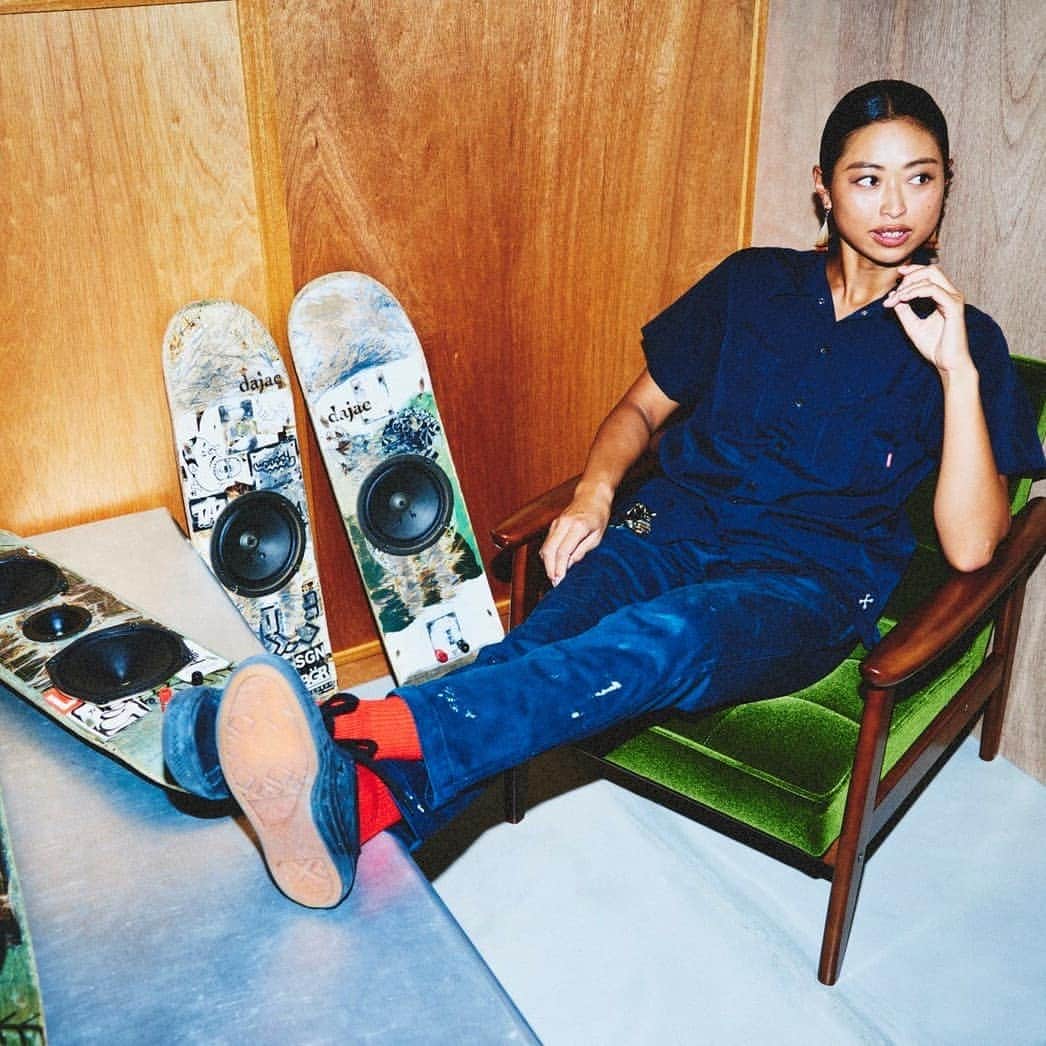 のインスタグラム：「dajac﻿ -Skateboard Decks ×Vintage Speaker-﻿ ﻿ 「顔」﻿ ﻿ スケートボードのデッキは乗り手の「顔」である。ストーリーが詰まったデッキは、グラフィック、ブランドはもちろん、ステッカー１枚や乗り跡に、それぞれの個性が溢れ、そのスケーター自身そのものを表す。﻿ dajac @dajac.speaker のスピーカーは全て60～80年代のヴィンテージを使用。﻿ そのどれもが違う顔を持ち、違った音を奏でる。﻿ なぜここまでデッキにこだわり続けるのか。﻿ それぞれ「顔」から背景を楽しんでいただけたら、という思いを込めて作り出されるdajacのスピーカー。﻿ あなたが今まで見つけることの出来なかった音が、必ずや聴こえるはずです。﻿ ﻿ ﻿ ﻿ 開催期間:2/17(金)～3/9(月) 場所:代官山 蔦屋書店３号館２階音楽フロア﻿ 時間:9:00～26:00﻿ ﻿ ﻿ 写真 sakunaga hironori  北浦汐見（kitaura shiomi）﻿ ﻿ ﻿ #dajac #dajacspeaker ﻿#skateboard #vintagespeakers」