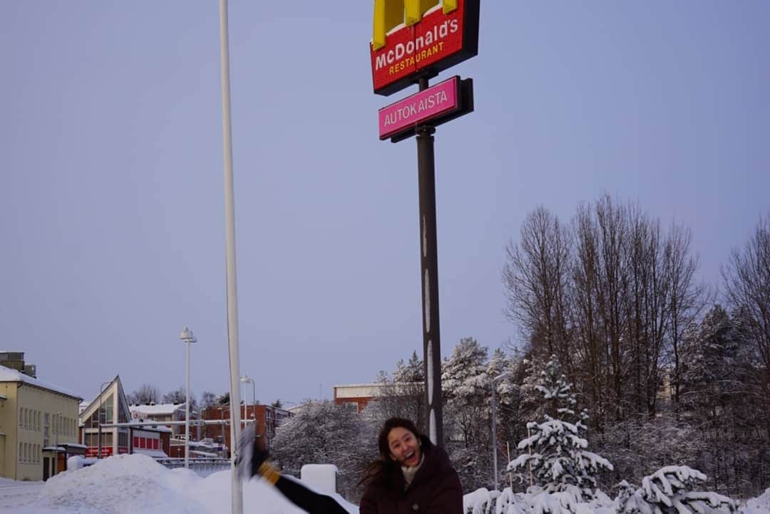チョン・ヘビンさんのインスタグラム写真 - (チョン・ヘビンInstagram)「사진에 표현이 안되는게 아쉬운 황홀한 핀란드의 노을 여긴 해가 오전10에떠서 오후3시반에 져요 그나마 낮도 그리 밝지않은. 계속 눈이내려서 오로라보기는 어려울거 같아요  마지막은 최북단의 마지막 맥도날드 (였었는데 얼마전에 러시아에생겼데용) #맥도날은어느나라나맛있구망 #신나는발차기」1月20日 18時59分 - heavenbin83
