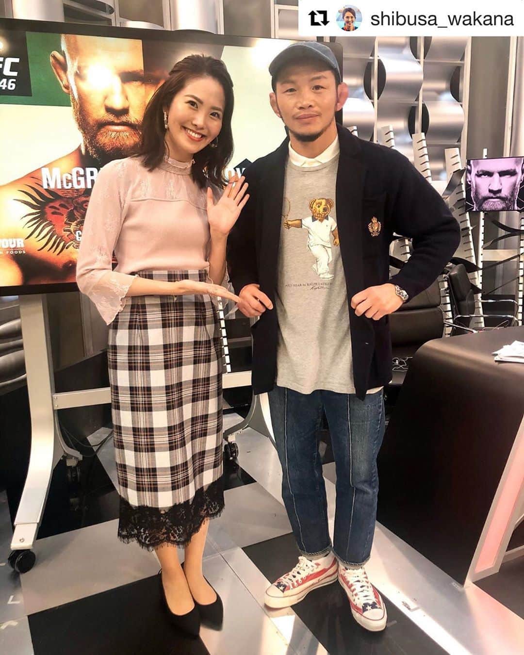 宇野薫のインスタグラム：「渋佐さん  昨日はUFC生中継お疲れ様でした！ またUFCの解説、そして会場での応援もよろしくお願いします。  #Repost @shibusa_wakana with @get_repost ・・・ UFC生中継ゲストの#宇野薫 選手と😊🤳 とってもオシャレな宇野選手！みなさん、トップスをよーくご覧ください😳 なんと！！ 明日から全豪オープン🎾が始まるのに合わせ、テニスをしているクマさん🧸デザインのものを着てくださっていたのです😭✨✨なんというお心遣い！！ 解説も、現役選手&UFCでご活躍された宇野さんならではの視点で伝えてくださり、とても勉強になりました。  写真2枚目からは、去年観に行った宇野さんの試合時の写真🤳今日の高阪さん同様、戦う姿もまたとても格好良かったです！✨ これからも応援し続けておりますし、またぜひスタジオにお越しくださいっ😊❣️ #wowow #ufc #総合格闘技　#宇野薫　さん　#宇野薫のテーマがありすぎコーディネート #ご本人のタグ付けを真似してみました🙌🤣　#アナウンサー　#衣装　#渋佐和佳奈」