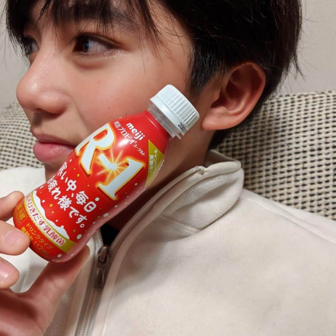 Rieさんのインスタグラム写真 - (RieInstagram)「たくさん時間と手間をかけて育ててきた我が子がいよいよ受験となると、﻿ できる限りの事をしてあげたいのが親心。﻿ ﻿ 受験シーズンの子供の体調管理も、親がしてあげられる事のひとつなので、食事などにはいつも以上に気を使います。﻿ ﻿ 毎朝欠かさずに明治プロビオヨーグルトR-1を飲むのも我が家の朝のルーティーン。﻿ ﻿ 受験生向けのメッセージボトルがでてるから、﻿ メッセージを選びながら出してる😚💕 ﻿ ﻿ 2人の健康がなによりも大事♡﻿ ﻿ いつか誰よりもあなた達の味方ってわかってくれたら嬉しいな☺️ ﻿ ﻿ 明治様とのタイアップです🙏🏼 ﻿ ﻿ #明治R1 #受験対策 #体調管理 #PR#R1で体調管理 #受験 #受験応援 #受験生 #受験生の親 #受験勉強 #中学受験 #高校受験 #大学受験#r1で受験応援」1月20日 18時53分 - riemirin_k