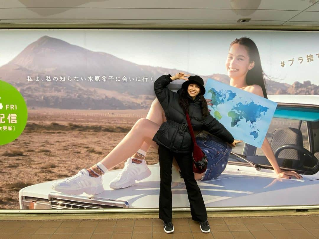 水原希子 さんのインスタグラム写真 - (水原希子 Instagram)「新宿駅に"ブラを捨て旅に出よう"の ビルボードが登場してます❤️１月２６日まであります！ Billboard for Kiko’s Infinite journey at Shinjuku station❤️ Photographed by my buddy @monimogi 🐶💕 @brasute_hulu @hulu_japan  #ブラを捨て旅に出よう  #kikosinfinitejourney」1月20日 18時56分 - i_am_kiko