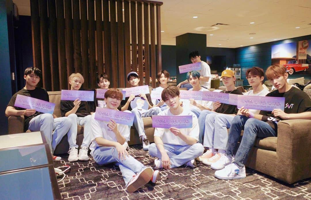 SEVENTEENさんのインスタグラム写真 - (SEVENTEENInstagram)「[17'S] SEVENTEEN WORLD TOUR [ODE TO YOU] IN LA  The LA concert was more special thanks to our CARATs from all over the world!  전 세계 캐럿들과 함께해서 더 특별했던 LA콘서트!  ㅤㅤ ㅤㅤ ㅤ #ODETOYOUwithSVT  #NowSVT」1月20日 19時01分 - saythename_17