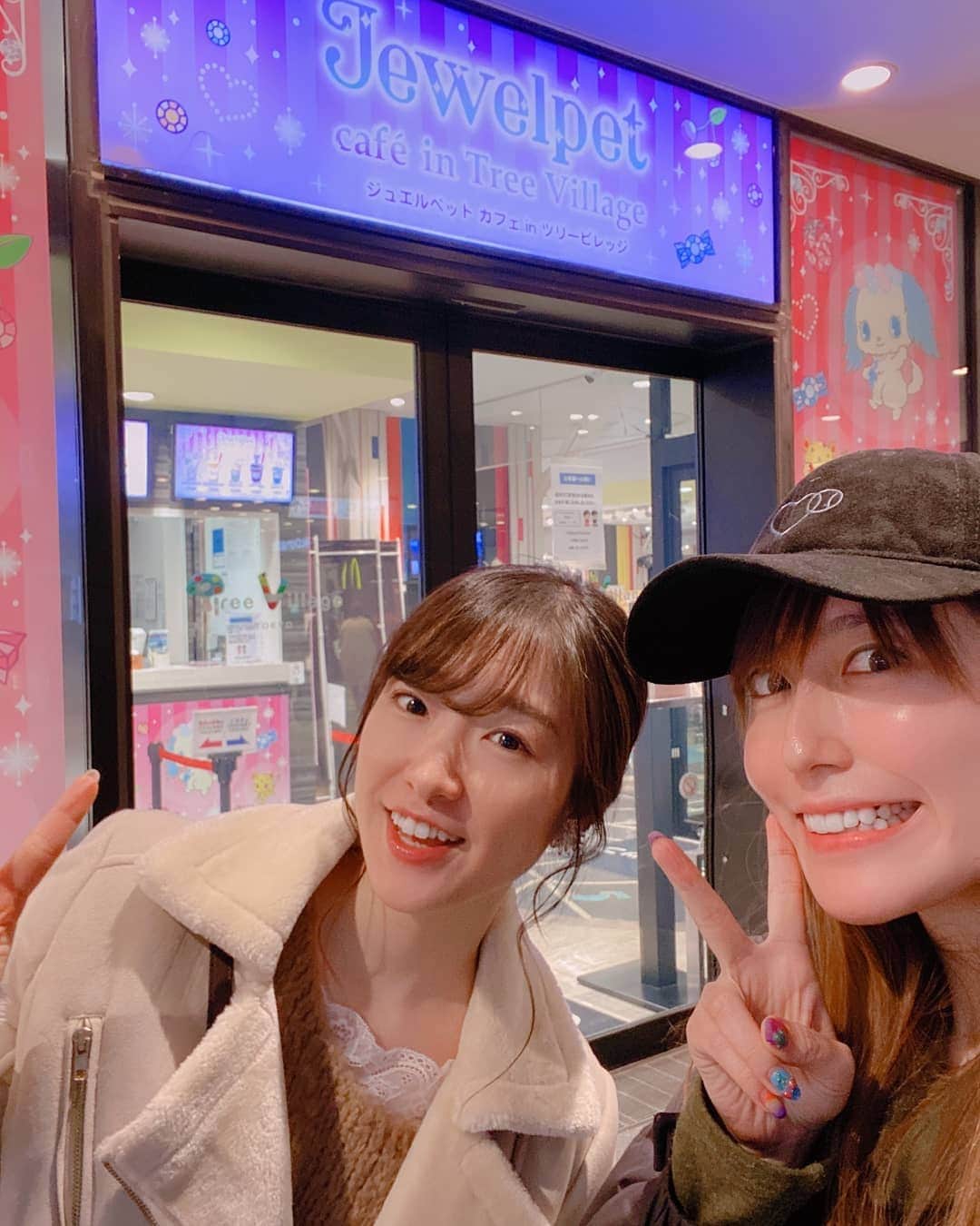 葉山いくみのインスタグラム：「今日は麗ちゃんと東京ソラマチで期間限定オープン中のジュエルペットカフェに行ってきたよ～！ 私はラルドのオムライスとサフィーのライチソーダにしました🍹 可愛くて美味しいとか最高かよーŧ‹"ŧ‹"(　˙༥˙　) ŧ‹"ŧ‹" 24日(金)までなので皆行ってみてね😋💕 #ジュエルペット #サンリオ #キャラクターカフェ」