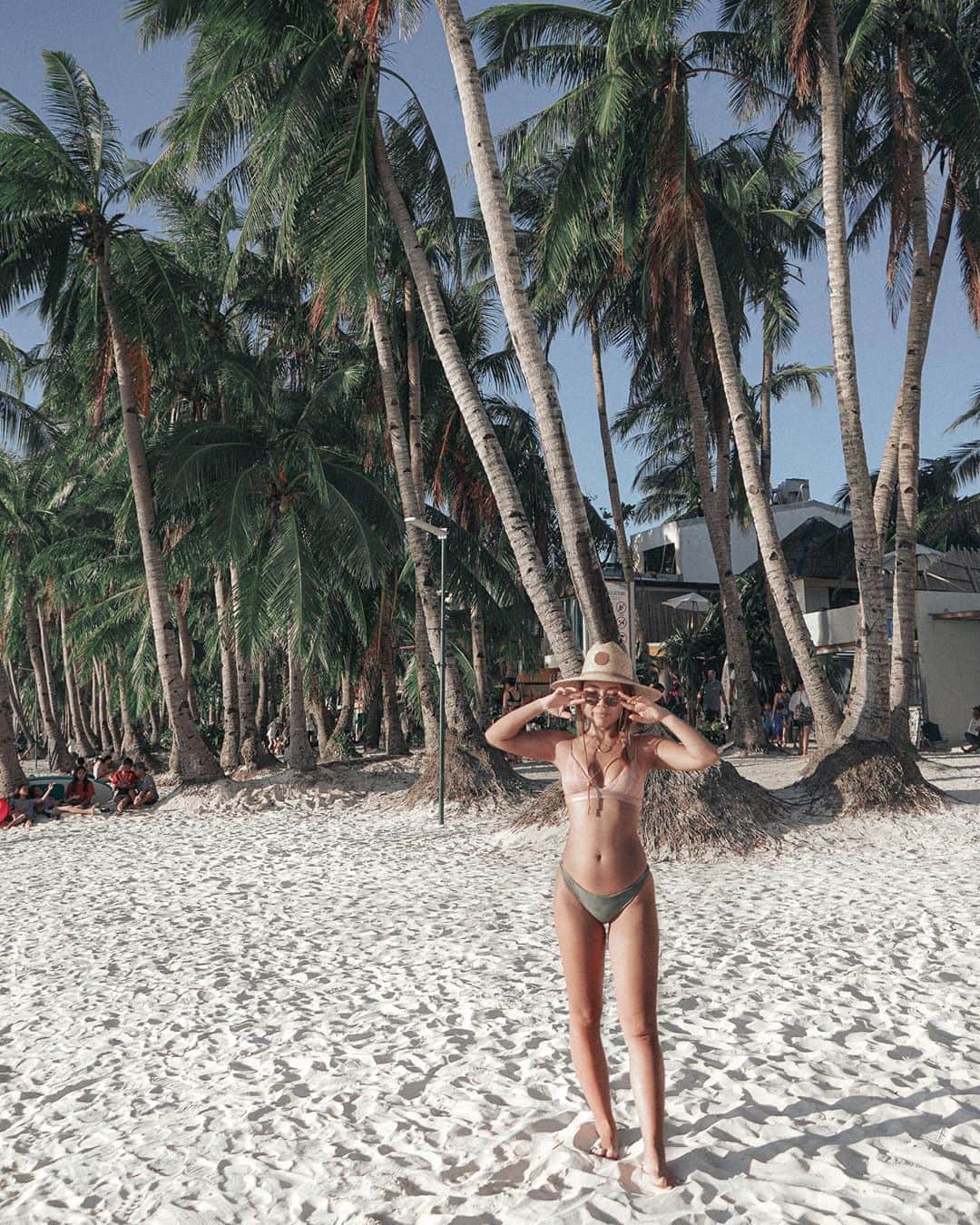 Manamiのインスタグラム：「📍White beach 🌴🌴🌴🌴 白くてさらっさらのwhite sandに ターコイズブルーの海🤍💙💙💙 なんどけど、朝から夕方まで とにかく人が多すぎて全然写真撮ってないや😂 ボラカイの観光客は8割くらい中国&韓国人で 2割欧米人、日本人ほぼ見てない😮 こんなリゾートは初めて😶 ㅤ 質問たくさんもらっていた水着のtopsは @cavezarosso だよ🧡 お正月で3kgも太ってお腹ぽんぽん脚ぱんぱん😂 見苦しい水着姿postしてごめんね🐖🐖🐖 簡単に太れちゃうこの体質どうにかしたい😂 ㅤ 📸 @yukis1210」