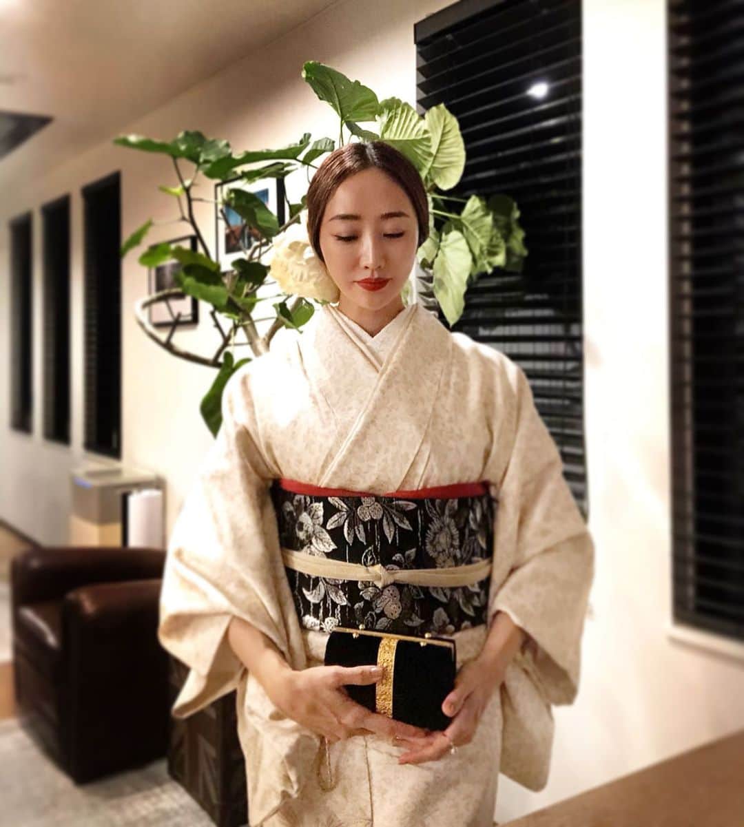 神崎恵さんのインスタグラム写真 - (神崎恵Instagram)「帯と着物の金、銀の繊細な刺繍を主役に深みのある赤をさしました。 華やかな会。髪はタイトにまとめ、存在感のあるピオニーを。 #着物 #着物ヘア #着物メイク」1月20日 19時12分 - megumi_kanzaki
