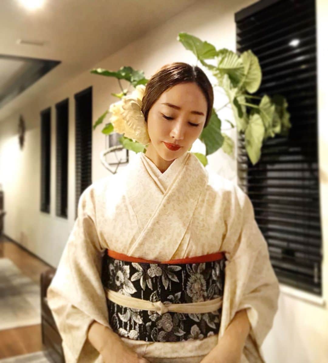 神崎恵さんのインスタグラム写真 - (神崎恵Instagram)「帯と着物の金、銀の繊細な刺繍を主役に深みのある赤をさしました。 華やかな会。髪はタイトにまとめ、存在感のあるピオニーを。 #着物 #着物ヘア #着物メイク」1月20日 19時12分 - megumi_kanzaki
