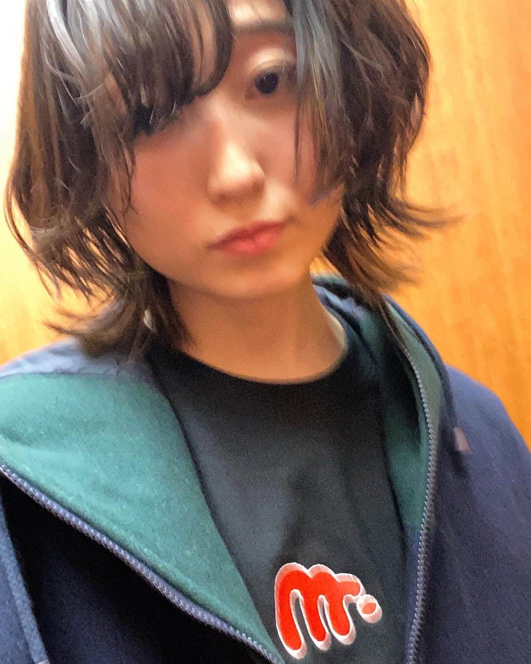 沙田瑞紀さんのインスタグラム写真 - (沙田瑞紀Instagram)「mトレーナー着てるし写真撮っておくか〜、と撮った一枚。悲しそうに撮れてしまったよ。ひとまず家中でAirPodsの接続を試みてみようと思います」1月20日 19時15分 - mizuki_masuda