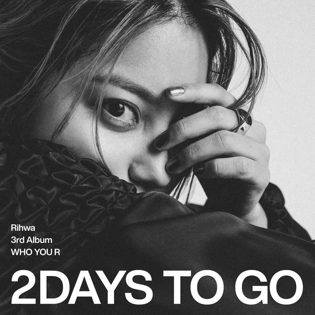 Rihwaさんのインスタグラム写真 - (RihwaInstagram)「🔥 2020.1.22  Rihwa 3rd album "WHO YOU R" ⚫️⚪️⚫️⚪️⚫️⚪️⚫️⚪️ [Tracks] 01. Madeleine 02. Love Today! ▶︎ Music Video 03. DON'T GET IT 04. BOY 05. ｃｏｌｄ 06. MARIMO 07. 一秒 08. 夢灯り 09. This is Christmas! 10. You Are My Road ▶ Music Video 11. Carnation #Rihwa #love #music #peace #WHOYOUR #冬リファ　#album #CD #new #2daystogo」1月20日 19時15分 - rihwa_official