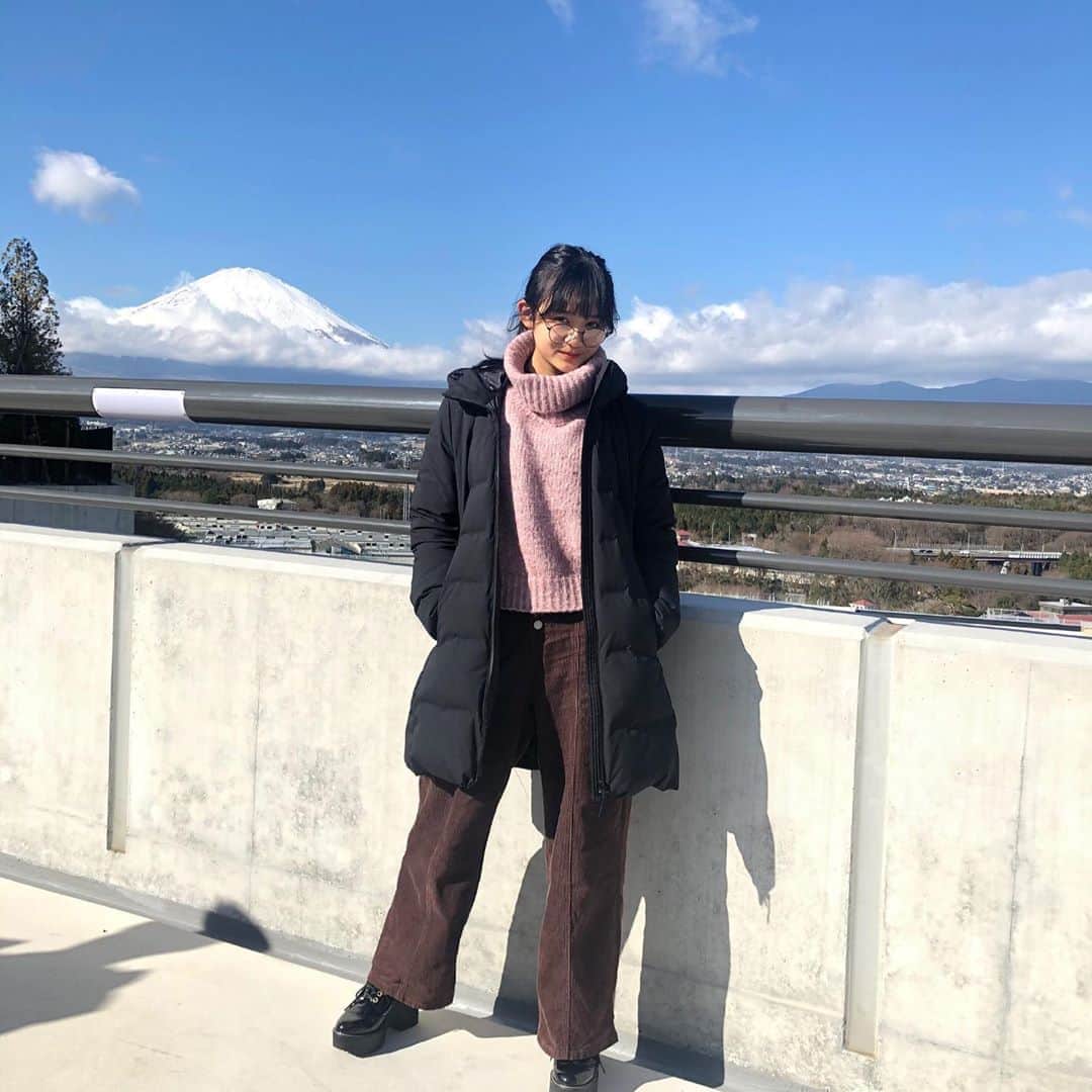 新潮社「ニコラ」さんのインスタグラム写真 - (新潮社「ニコラ」Instagram)「富士山と共に〜🗻✨ あったかラフコーデでございます。  このアウターすっごく暖かいからお気に入りなんだ〜♡ . アウター ❥ ❥ ❥ ユニクロ トップス ❥ ❥ ❥ MAJESTIC LEGON ボトム ❥ ❥ ❥ one way ブーツ ❥ ❥ ❥ Heather メガネ ❥ ❥ ❥ シャイニーライン  #濵尾咲綺 #サキ #ニコモSNAP #ニコモ #ニコラ #nicola #高校生 #jk1  #今日のコーデ #きょコ #お洒落さんと繋がりたい」1月20日 19時26分 - nicola_snap