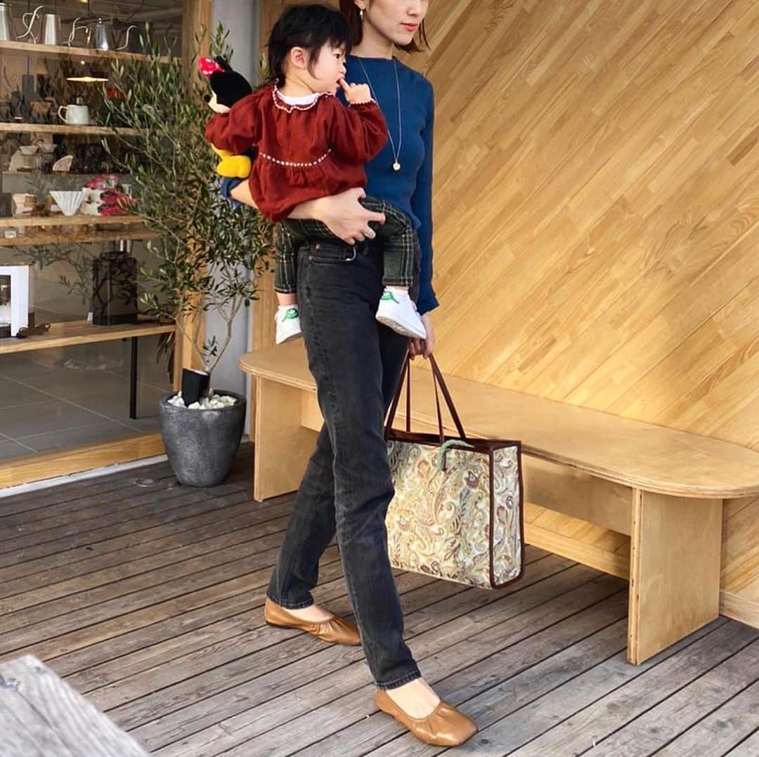 美生のインスタグラム：「週末はトートバッグ率高め♡﻿ たっぷり入るから﻿ ママバッグにもぴったり！﻿ ギャザーバレエ🩰は履きすぎて ついに人差し指なしで履けるように…👏(笑) ﻿ ﻿ 3枚目は母ちゃんの現実👧🏻🧒🏻﻿ コルネちゃんも﻿ ホルン君も﻿ 半目やわ😧😧😧﻿ ﻿ #donoban﻿ #donobanstaffsnap﻿ #machatt」