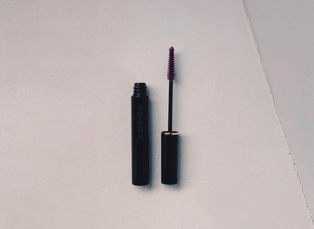 大澤実音穂さんのインスタグラム写真 - (大澤実音穂Instagram)「SUQQUのパープルマスカラ。奇抜にならない馴染む紫だけど、光が当たると色がちゃんと分かる感じ🔮🍇SUQQUのマスカラ初めてだけど、先端が細くなってるブラシが塗りやすくて良いな。  EYELASH MASCARA WATERPROOF 104  #SUQQU #スック #mineho_cosme」1月20日 19時34分 - ______mineho