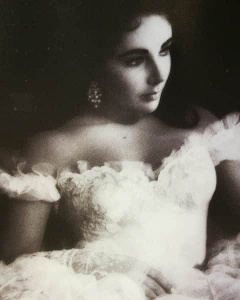 山咲トオルさんのインスタグラム写真 - (山咲トオルInstagram)「(^-^)/ 生まれた瞬間から、天に召すまで。 「#絶世の美女 」と言われ続けた。 #ハリウッド黄金時代 #映画史に残る #世界的に最も有名 な#大スター の１人 。 女優の#エリザベステイラー #elizabethtaylor 。 このタイプの、お顔立ちってメイクを落とした後も「ほぼ変わらず同じ美貌」であったろうと想像が出来ますよね。 そうです、もう土台から違いました。 子役から活躍で「#名犬ラッシー (1946年作品)」#courageoflassie の頃は、14歳。 エリザベス・テイラーの作品を知らない方。 知らない世代の方達へ、最初のレンタルオススメ(登竜門)映画は。 無難に「#花嫁の父 (1950年作品)」#fatherofthebride からかしら。 ↑後に、スティーブマーティン主演「#花嫁のパパ 」でリメイクもされました。 後は、おのおのの、お好みで名作傑作の数々をチェックして下さいね。 「#陽のあたる場所 (1951年作品)」#aplaceinthesun 「#熱いトタン屋根の猫 (1958年作品)」#catonahottinroof 「#クレオパトラ (1963年作品)」#cleopatra  #spencertracy #joanbennett #frankmorgan #tomdrake #montgomeryclift #paulnewman #richardburton #rexharrison #山咲トオル #toruyamazaki #往年のハリウッド #映画スター が大好き。」1月20日 19時28分 - yamazakitoru_official