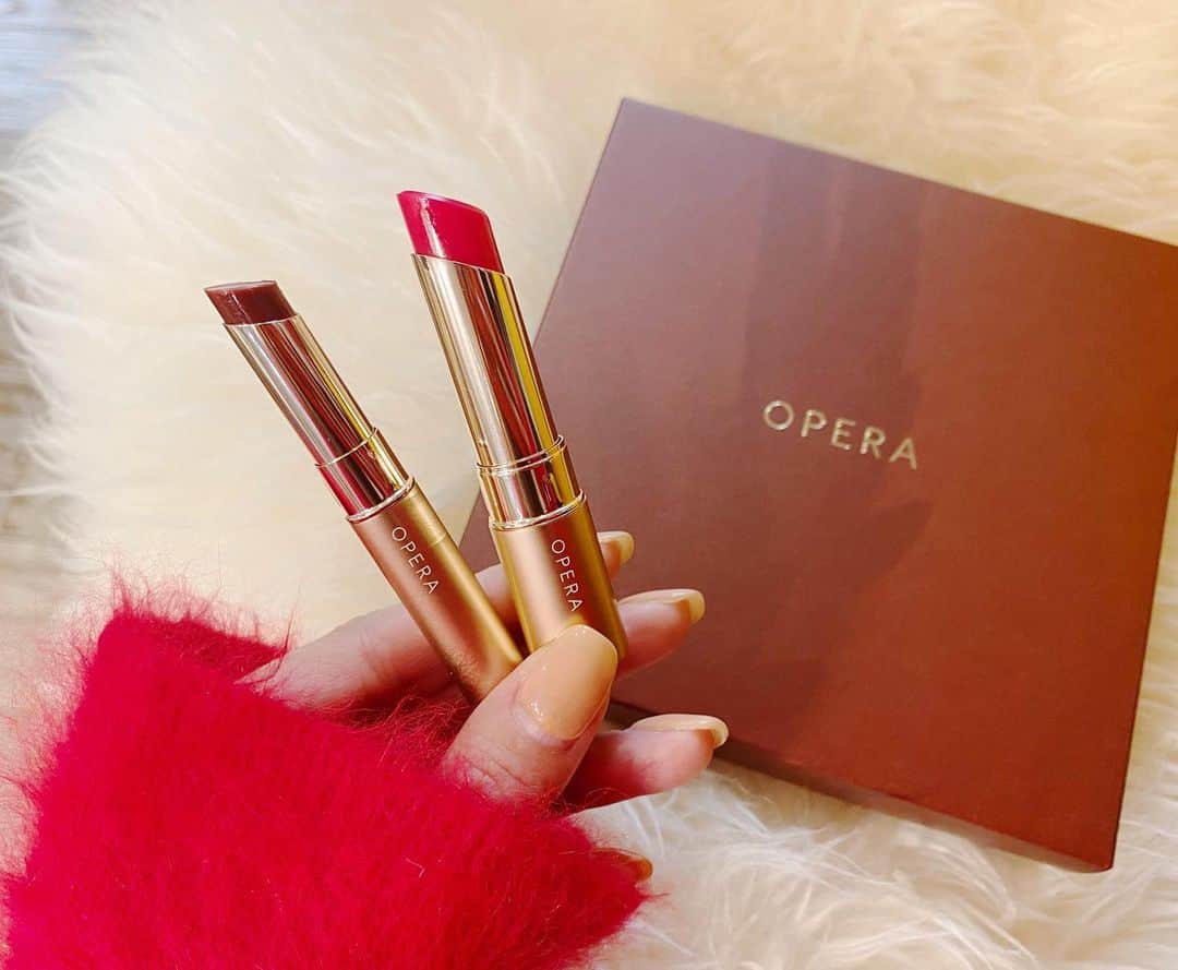 難波礼華のインスタグラム：「@opera_cosmetics  1/23に発売する バレンタイン限定色のギフトボックス届いたよ❤️ チョコレートの箱みたい🍫🍫🍫 お気に入りは左のシアーリップのカカオキス😘 グロスみたいなつけ心地で落ち着いたブラウン味の色合いがかわいい❤️❤️❤️ #オペラリップティント#operacosmetics #くちびる苦くて甘い#PR」