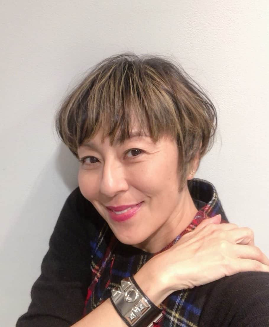 RIKACOさんのインスタグラム写真 - (RIKACOInstagram)「☆ 打ち合わせや @nealsyard_jp での 地球環境🌏のセミナー の後 前髪を少し切りました😊 シフトチェンジ💚 #大人ショートカット #ショートヘア  #ハイライトカラー  #大人カジュアルコーデ  #ミニスカート #❤️#rikaco_fashion カットは @kogure_hiroshi」1月20日 19時44分 - rikaco_official