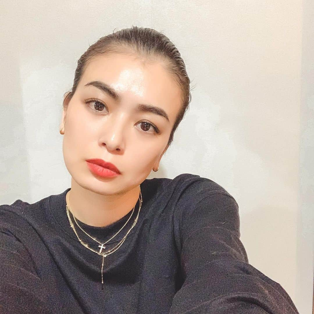 藤倉幸子のインスタグラム：「乾燥肌でとにかく保湿しないと今の季節肌がやばい。 けど毎日保湿頑張ってたら肌に艶が出てきた。 ファンデは付けない派。 だから基礎化粧品にはこだわる。 メイクを落とすoilはもちろん。 以前アップしたmeeth のパックと化粧水はないと困る必需品。 毎日の積み重ねが大事！ #meeth  #保湿ケア」