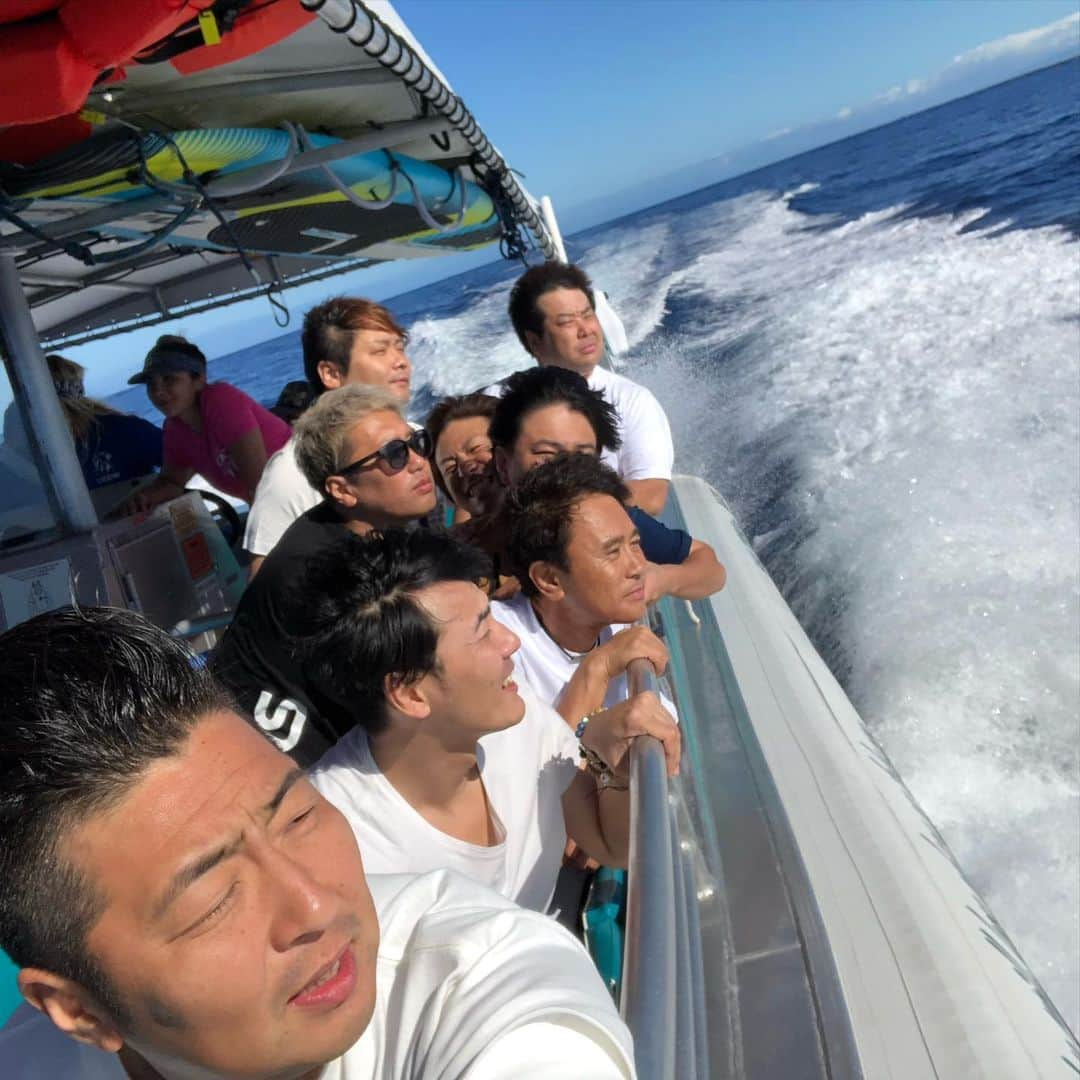 浜田雅功の旅日記さんのインスタグラム写真 - (浜田雅功の旅日記Instagram)「基本、船の揺れでテンション上がる8人。  浜田さん船買ってくれんかな… 東京〜大阪を船で移動出来るのに。 日本でもこんな旅出来るのになー🛥  #浜ちゃん後輩と行くハワイ島で休日 #浜田雅功 #ライセンス井本 #どりあんず平井 #どりあんず堤 #サカイストまさよし #チーモンチョーチュウ菊地 #プラスマイナス岩橋 #天竺鼠瀬下 投稿者平井」1月20日 19時38分 - hamachankyuzitsu