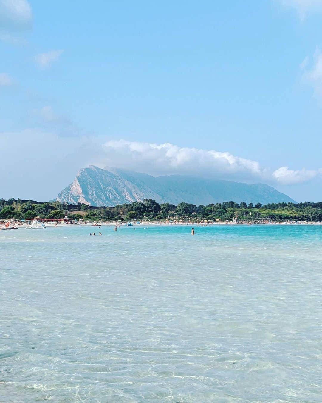 エリーローズさんのインスタグラム写真 - (エリーローズInstagram)「去年の夏ひとり旅で行ったイタリアのサルデーニャ島にある、海が最も透き通っているサンテオドーロ。 幻想的な美しいブルーの世界。またいつか戻りたいな。  Memories of last summer in Sardinia, Italy.  San Teodoro, the most beautiful beaches I’ve ever been in my life.  #tbt #santeodoro #sardegna #italy #trip #beachday」1月20日 19時38分 - ellirose
