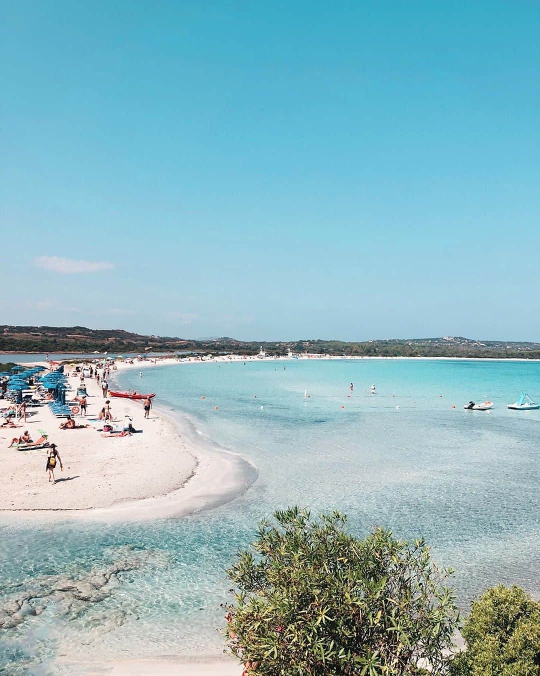 エリーローズさんのインスタグラム写真 - (エリーローズInstagram)「去年の夏ひとり旅で行ったイタリアのサルデーニャ島にある、海が最も透き通っているサンテオドーロ。 幻想的な美しいブルーの世界。またいつか戻りたいな。  Memories of last summer in Sardinia, Italy.  San Teodoro, the most beautiful beaches I’ve ever been in my life.  #tbt #santeodoro #sardegna #italy #trip #beachday」1月20日 19時38分 - ellirose