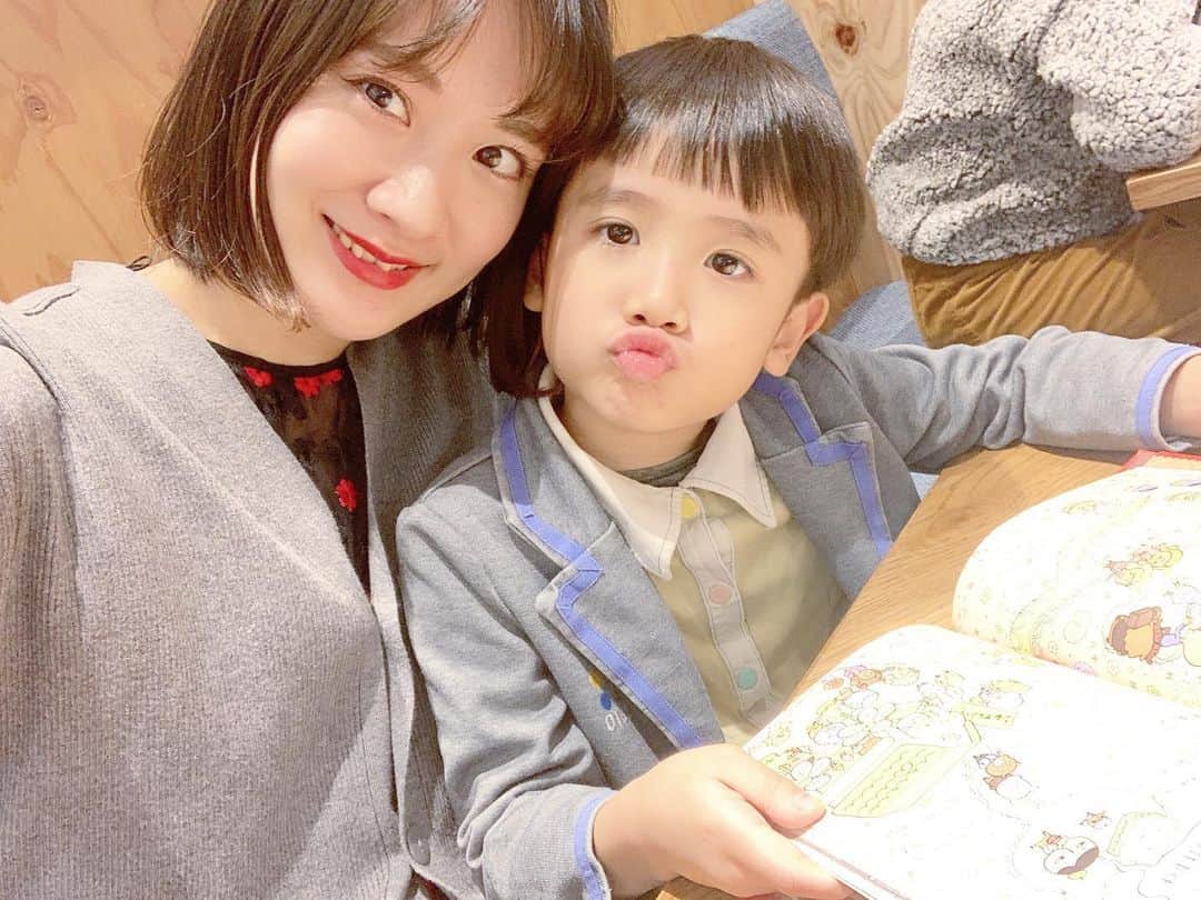 のインスタグラム：「週に一回長男の習い事で阿倍野橋まで行ってるんですが、お迎えまで自宅に帰るには中途半端な時間なのでいつも天王寺で次男連れで3時間弱くらい待機してまして😂 ・ ・ 個室だし気兼ねなく過ごせるからだいたいはカラオケで時間を潰してたんやけど、新たに良いスポットを見つけた！！！ ・ ・ foopにある本屋さん併設のカフェで、購入前の本を持ち込んで試読できる♡ゆっくりお茶しながらお互い読みたい本を読めるのがホントにありがたい🙏✨しばらくはココにお世話になろっと😂❤️❤️ ・ ・ #リーディングスタイルあべの  #readingstyleあべの  #本屋カフェ #次男とのデート」