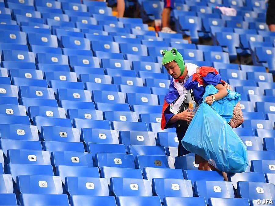 日本サッカー協会さんのインスタグラム写真 - (日本サッカー協会Instagram)「「ローレウス・スポーティング・モーメント賞2000-2020」に2018年ロシアワールドカップでのサッカー日本代表、そして日本代表を応援してくださったサポーターの皆さんの行動がノミネートされました。  スポーツ界で権威ある賞にサポーターの皆さんと一緒にノミネートしてもらえたことを大変誇らしく思います。いつも応援のみならず、試合後も素晴らしい姿勢・態度を示していただきありがとうございます。  サッカー日本代表は各カテゴリーにおいて、これからも「誇り・責任・礼節・団結・覚悟」というアイデンティティを大切に皆さんと一緒に活動し、日本の素晴らしさをピッチ内外で発信していきます。  #jfa #daihyo #SportUnitesUs #サッカー日本代表 #日本代表 #リスペクト #RESPECT #新しい景色を2022」1月20日 19時40分 - japanfootballassociation