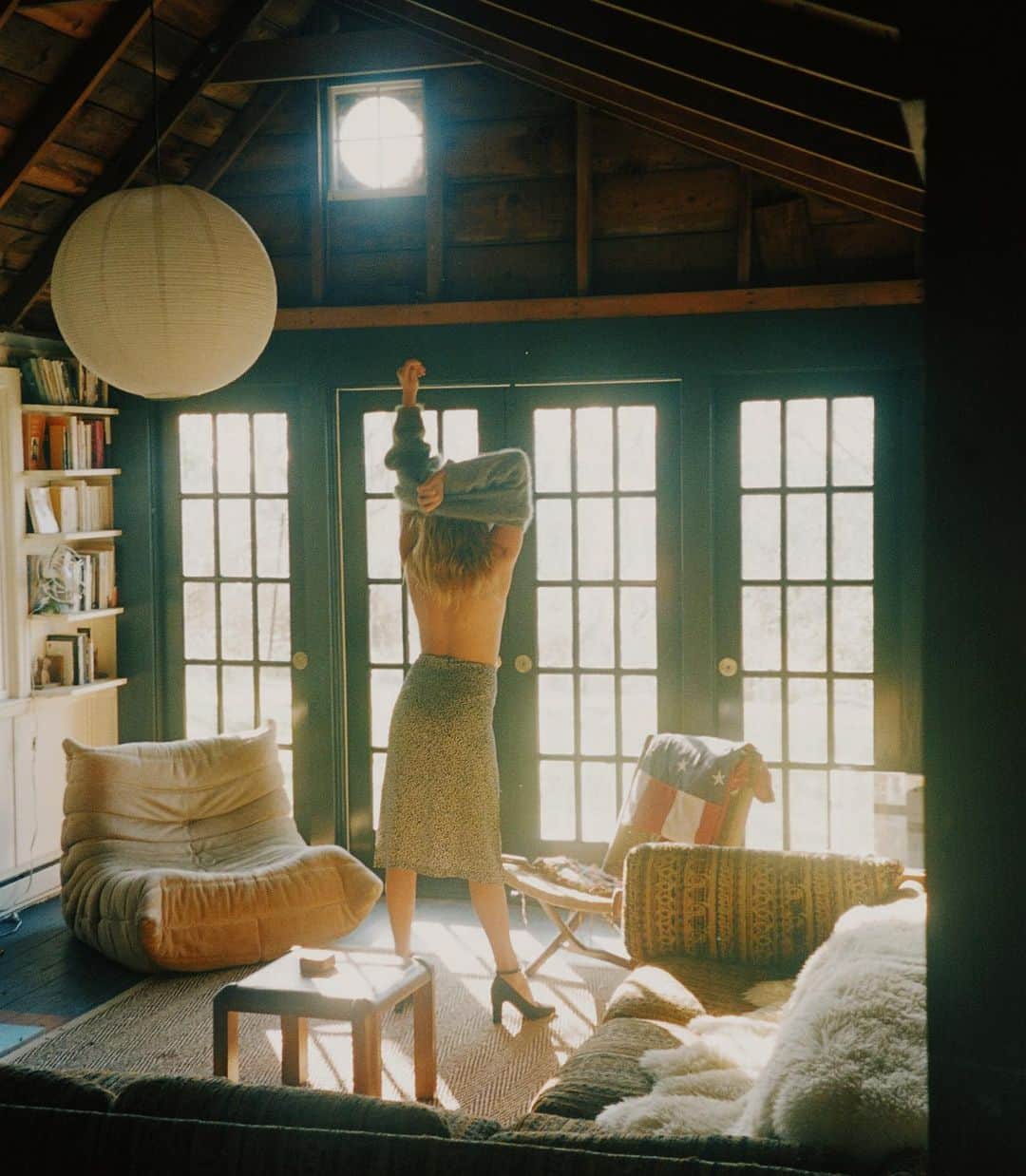Jeanneのインスタグラム：「Start the week in the intimacy of the very inspiring couple @zippyseven shot by her love @terenceconnors at their home for our new @rouje capsule...💛(link in story)」