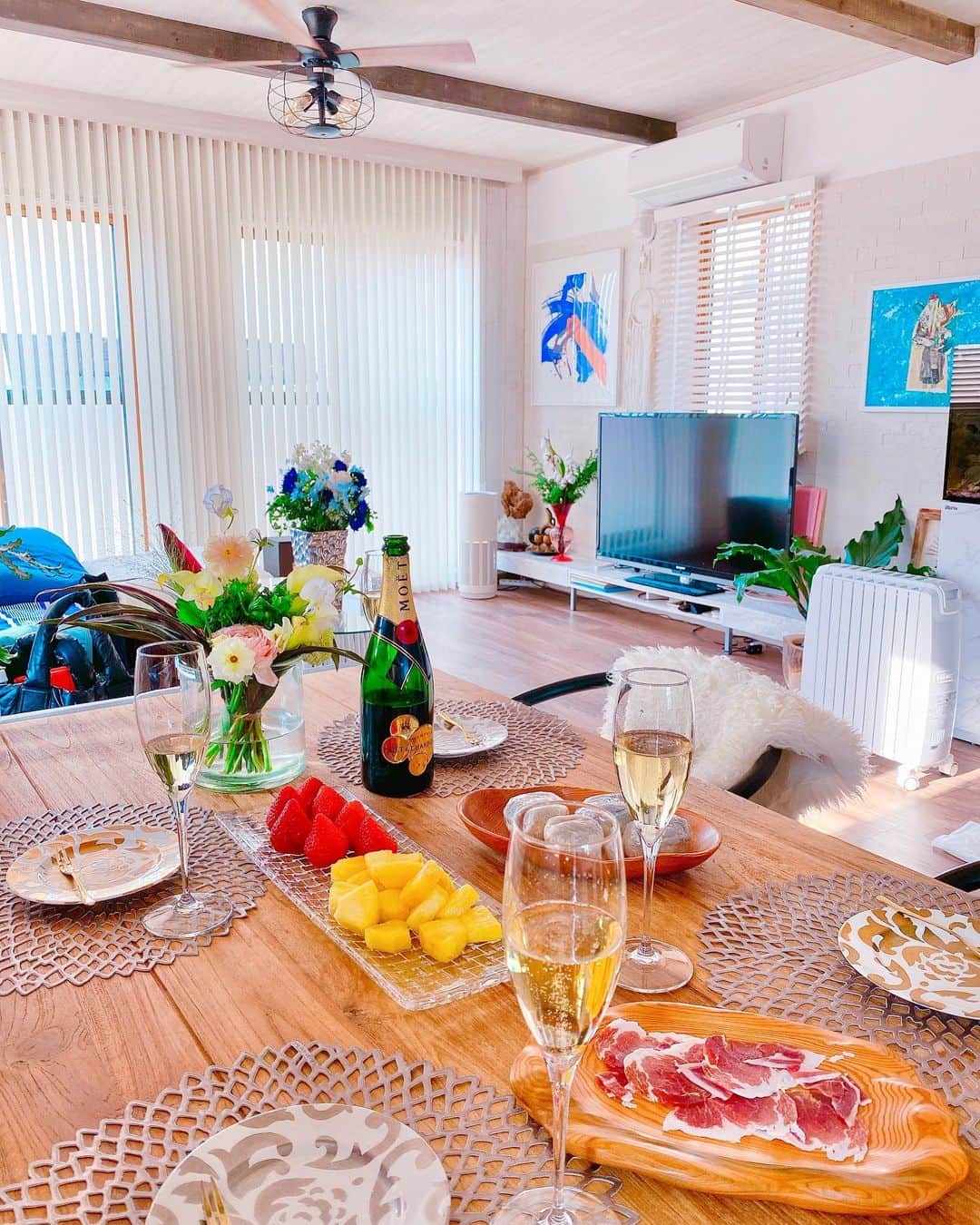 のインスタグラム：「先日元ルミエールスタッフのみんなが我が家に遊びにきてくれました😆 ・ みんながルミエールを卒業して早2年くらいかな。 ・ それぞれに楽しそうにしていて、 こうしてたまに集まれて嬉しい! ・ この日は逗子駅まで車でお迎えに行き、葉山と言えばのみんなのリクエスト「美味しい海鮮」をまずは食べに♡ ・ うちから徒歩3分くらいにある#勇しげ の#海鮮丼 ランチ❤️ その後我が家でホムパ的な？ ・ 私にとってスタッフは、今のスタッフも 元のスタッフも家族同然😘 ・ ご縁あって出会ったみんな。 これからもみんなの幸せを願ってるよーー🌈 ・ #チームルミエール #株式会社LUMIERE #長谷川エレナ朋美 #仲間 #homeparty #home #ホムパ #葉山 #hayama #海辺の暮らし」