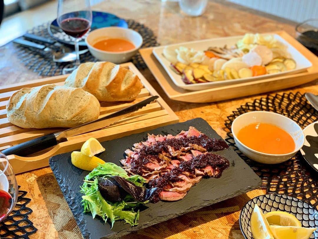 のインスタグラム：「みんなで作ってみんなで食べる働くママの新年会🥰❤️ 準備もパンこねるのも含めてトータル1時間で出来上がり😂✨ ・ ・ みんな自営業で主婦業も母業もしっかりこなしつつ楽しんでてとってもパワフル💪それぞれやりたいことや子育てで感じることなど色々お話できて楽しかった✨✨ 次は夜開催でゆっくり飲みたいね♡ ・ ・ #ゆうコロ食堂 #和風バーニャカウダ #ローストビーフ #自家製フランスパン  #金時人参のポタージュ」