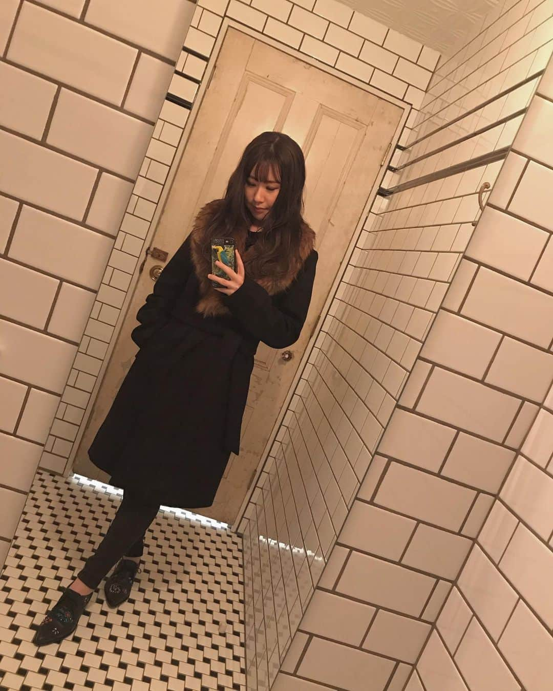 一木みおさんのインスタグラム写真 - (一木みおInstagram)「先日unpluggedへ行った時💇‍♀️ 髪色がとってもお気に入りすぎて私も綺麗に巻いたりウェーブにしたり出来る様になりたい😊✨ #unplugged #美容院 #salon #photography #撮影 #fashion #写真好きな人と繋がりたい #ウェーブヘア  #wavehair #tokyo #photo #model #outfit #被写体 #サロモ #モデル #racequeen #beauty #likeforlikes #hair #uniqloコーデ #zara #paulsmith #promotionalmodel #photooftheday #instagood #表参道 #igers #blackcode #좋아요」1月20日 19時45分 - mioichiki30