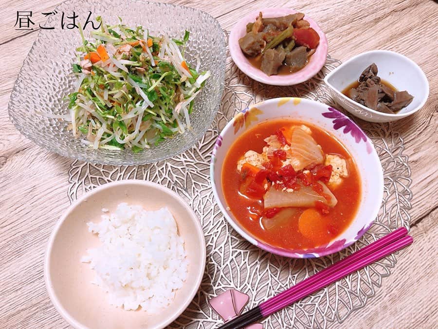 西村紗也香さんのインスタグラム写真 - (西村紗也香Instagram)「.﻿ #きょうのさやかごはん﻿ 1/17﻿ ﻿ #朝ごはん﻿ 前日の夜ごはんで少し残したほっけ🐟﻿ 卵かけご飯にのせているのは﻿ いわしのふりかけみたいなやつです♡﻿ ﻿ ﻿ #昼ごはん﻿ 豆苗大量サラダ🥗﻿ これも350gくらいのサラダで﻿ ほんっっとにボリュームがすごいのです🥰❤️﻿ ダイエットしてる人は毎食このくらいの﻿ サラダを食べていれば﻿ 相当お腹膨れるのでオススメです‼️笑﻿ ﻿ そしてトマトのスープのは﻿ 前日の鶏ひき肉と豆腐の団子に﻿ トマト缶を入れてアレンジしたものです🍅﻿ ﻿ ﻿ #夜ごはん﻿ ももにんにくの焼き鳥☺️﻿ 鶏皮だけは剥がしてますっ👍﻿ ﻿ また、、﻿ 卵かけご飯食べてるのです。。笑﻿ ﻿ これはダシ粉をかけて💕﻿ ﻿ ﻿ ﻿ ﻿ ﻿ ﻿ ﻿ ﻿ #栄養コンシェルジュ #食事記録 #食事指導 #痩せる食べ方 #痩せる習慣 #リバウンド #ダイエット #インスタダイエット #食べて痩せる #リバウンドしないやせる食べ方」1月20日 20時01分 - _sayakanishimura_