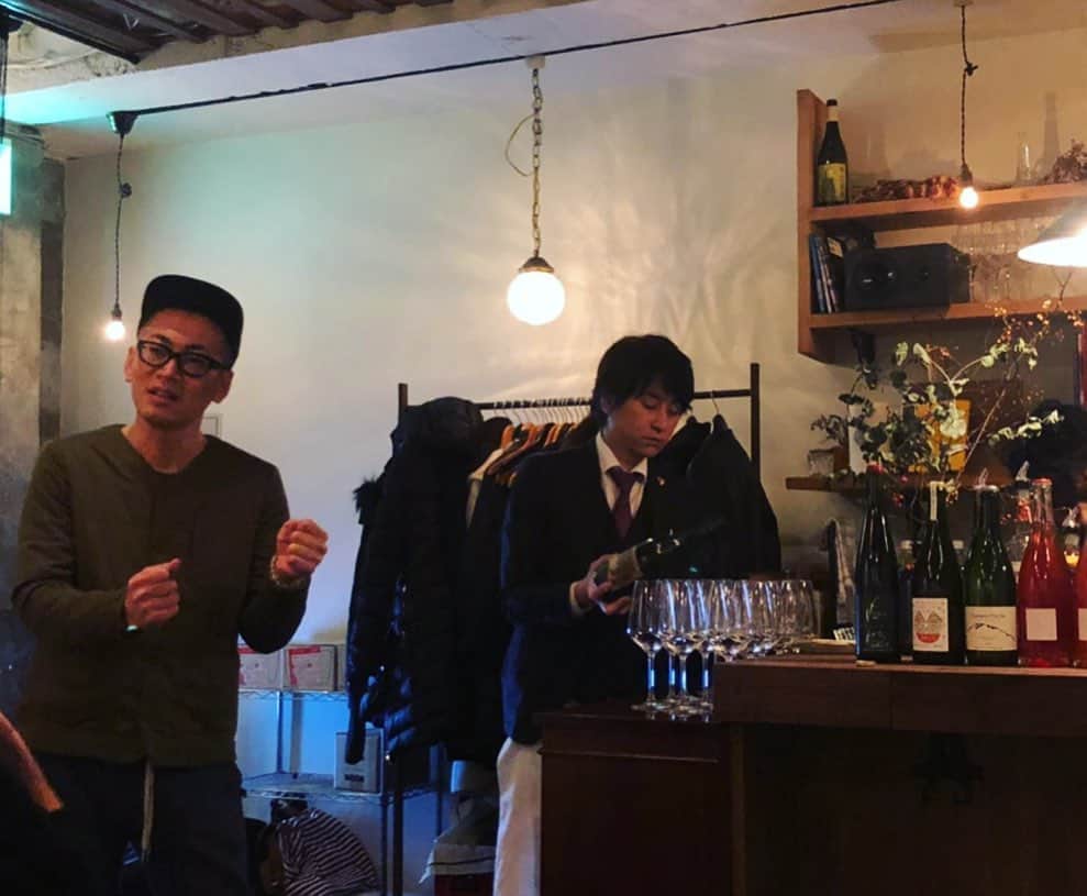 ひぐち君さんのインスタグラム写真 - (ひぐち君Instagram)「昨日は「ひぐち君の日本ワイン会〜日本のナチュールワイン飲み比べ」でした。 毎月オフ会をやっていますので、ご興味ある方はぜひご参加くださいませ。 #ひぐち君の日本ワイン会  https://lounge.dmm.com/detail/1486/ #農楽蔵　北海道函館市 ラロ・フリッツァンテ・アロマティコ　🍷 #ドメーヌタカヒコ　北海道余市町登町 ナナツモリ　2015 🍷　2017 🍷 #イレンカ 北海道岩見沢市栗沢町 ピノノワール　2017 🍷 #さっぽろ藤野ワイナリー 北海道札幌市　 アッシジのフランシスコ セイベル13053 2017 🍷 #ドメーヌナカジマ 長野県東御市 ペティアン　ナチュール　ロゼ　2019 🍷 #ドメーヌ長谷　長野県高山村 Pino Fan blanc 2018 🍷 FUKUIHARA rouge Z 2017 🍷 #Aperturefarm  長野県東御市 ペティアンロゼ　 Mano　K　2019 🍷 セック　ロゼ　 Mano　H　2019 🍷 #Ferme36(フェルム　サンロク) 長野県大町市 Yamano-Vin-Se 2019 🍷 #蔵王ウッディファーム&ワイナリー 山形県上山市 原口畑　プティ・マンサン　オレンジ　2017 🍷 #ラ・グランド・コリーヌ・ジャポン 岡山県岡山市 アンプロヴィザシオン　🍷 #齊藤ぶどう園　千葉県横芝光町 ヤマブドウ　2017 🍷　2019 🍷 デラウェア　2019 🍷 2018 🍷　2019 🍷 (マスカットベーリーA、スチューベン、ヤマソーヴィニヨン) #コルトラーダ 岡山県新見市哲多町 ルージュ.1　2018 🍷 #ボーペイサージュ 山梨県北杜市 津金ピノノワール　2016 🍷 #つくっチャオ中川　長野県中川村 オシャレカイジュース　🍇 #糸島ナチュラルチーズ製造所TAK　福岡県糸島市 コハク　🧀 #横井牧場　北海道厚岸郡 風露(ふうろ) 🧀 #百果苑　山梨県甲州市勝沼町 メルロー　🍇 キングデラ　🍇 #japanesewine #vinjaponais  #wine #vin #vino #tokyo  #オンラインサロン #vinnaturel #naturalwine」1月20日 19時54分 - higehiguchi