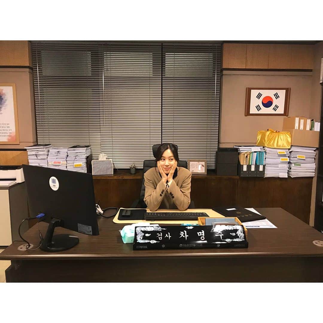 チョン・リョウォンのインスタグラム：「. 오늘도- 본방사수 해주실거죠? #검사내전」