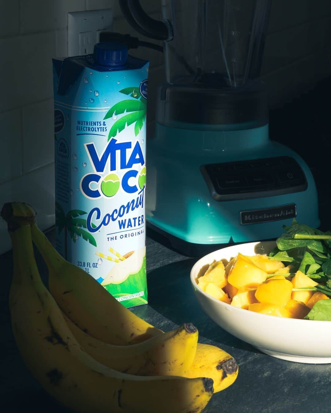 Vita Coco Coconut Waterのインスタグラム：「When your Monday starts half-awake, not ready to turn the lights on, but ready for a smoothie.」