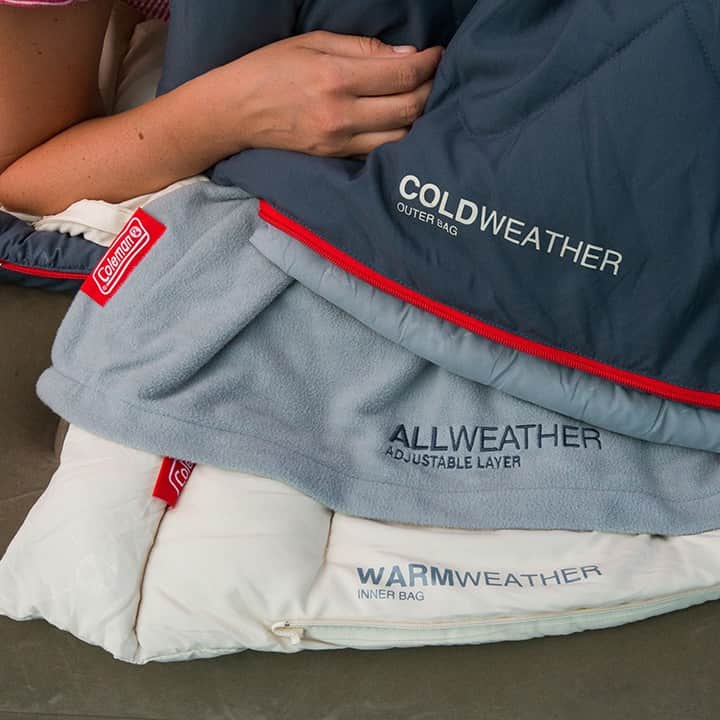 Coleman Japanのインスタグラム：「＼☃️冬キャンプの安眠に❗️／ ・ 3つのレイヤーを組み合わせても分割しても使える4シーズン対応モデル「マルチレイヤースリーピングバッグ」。 ・ とにかく寒い冬キャンプでは、レイヤーをすべて重ねてぬくぬくに😊 ・ 快適に過ごせる温度はマイナス5度❄️ さらにマットや厚みのあるテントシートで寒さ対策万端👍 ・ ・ ・ #灯そうColeman #灯そうコールマン #灯そう #Coleman #コールマン #Camp #キャンプ #Outdoor #アウトドア #Tent #テント #Camp #キャンプ #Outdoor #アウトドア #sleepingbag #寝袋 #シュラフ #マルチレイヤースリーピングバッグ #冬キャンプ」