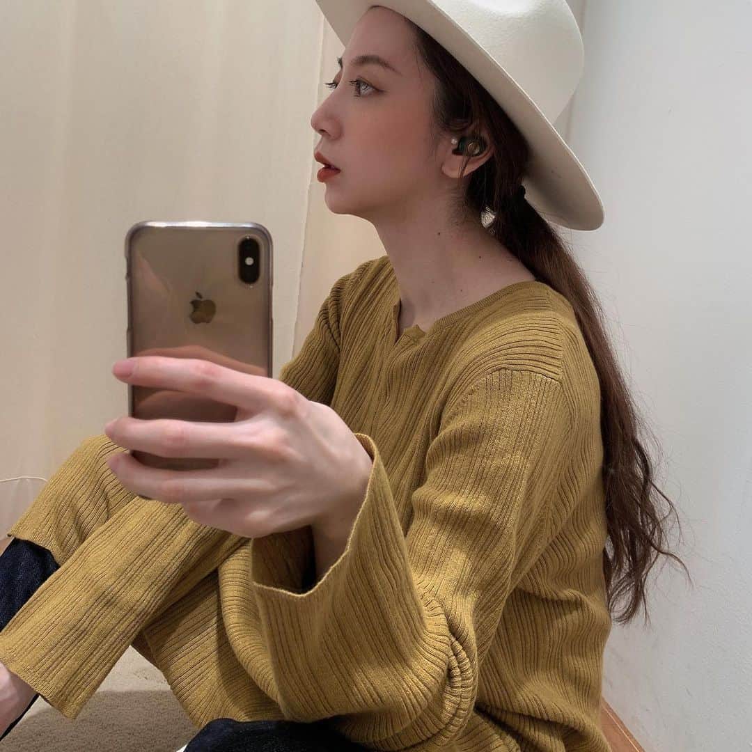 ungrid_minamiのインスタグラム：「. 私服❤︎春物着々と購入してます。🤫 . 春だから少し薄手だけどこれにアウター着るだけで色が入って気分があがる👆 . そして通勤のおともはSUDIOイヤホン、カーキ×ゴールドの色味がかわいくてお気にいりです💕 . #モダニティ​ #Sudio​ #sudiomoments​ #イヤホン​ #ワイヤレスイヤホン​ #Ungrid #PR​ #ファッションとイヤホン​」