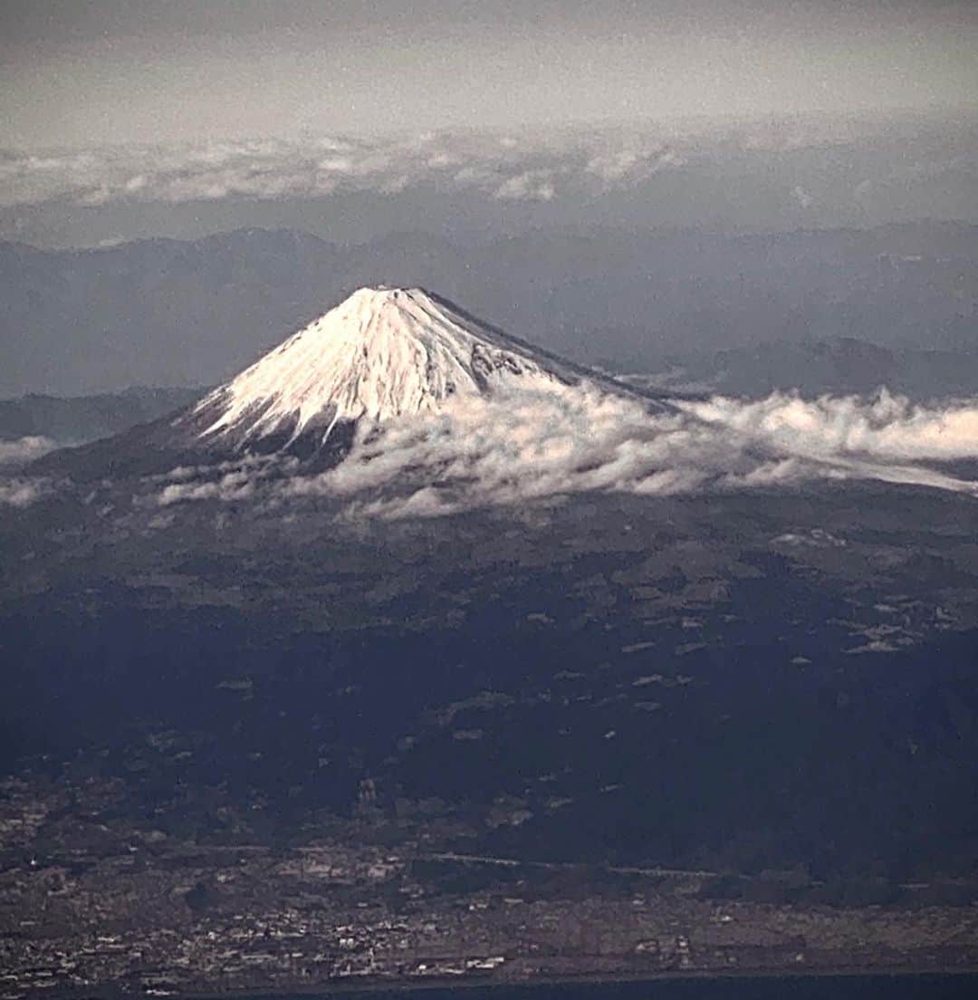 ブライアン・メイさんのインスタグラム写真 - (ブライアン・メイInstagram)「A thrill !!! Like a cherished old friend, FUJI-San - the perfect snowy cone of Mount Fuji, appeared beside us as we approached Tokyo this afternoon.  I think I probably took my first hyperstereo of this beautiful volcano mountain about 45 years ago ! But the magic is still there.  These days I like sharing this stuff with our shared IG community.  Do you notice anything odd about the clouds nestling around the base of the mountain ? I could try to explain later ... but tell me what you think.  Very exciting returning to Japan. QUEEN’s relationship with the Japanese people has been extraordinary and enduring, and now enters yet another phase - post Bohemian Rhapsody the movie. Both in Korea and Japan, its success has been monumental, more than we could have dreamed.  It’s given us a precious opportunity to make contact with a whole new generation of music fans, and I like to think that we can be a small part of global harmony and understanding.  Our perspective as travellers of the world has made it abundantly clear to me that there are few things more important in the world than Peace. I pray that our leaders have not forgotten that.  Bri. 💥💥💥💥 The anomalous clouds ? I was surprised to see that they appeared to be buried in the side of the volcano.  But we had. 150mph tail wind on that trip.  So the clouds were evidently speeding fast enough in the same direction as me to mimic what objects at infinity do - move relatively WITH the camera.  Who would have thought ? Bri」1月20日 20時05分 - brianmayforreal