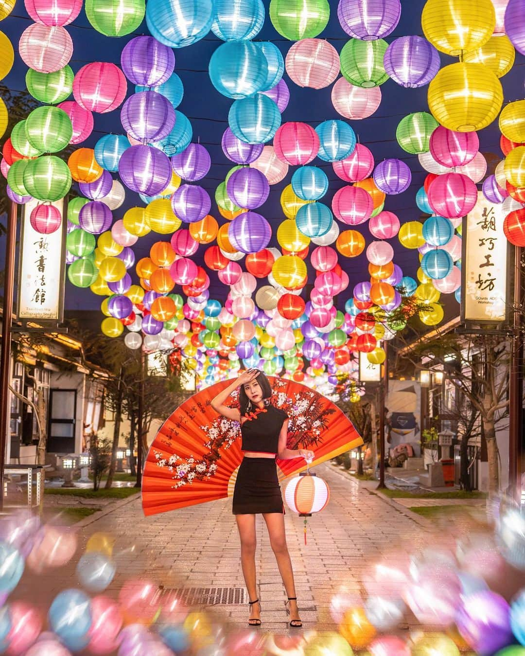 樂さんのインスタグラム写真 - (樂Instagram)「彰化鹿港。桂花香藝術村🏮🏮🏮 全新的彩色燈籠登場了🔥 是不是超美的😍 今年鹿港桂花巷的燈籠超級繽紛！ 很適合過年出遊，快點收藏起來！！ 昨天在寒風中放戰，從白天等到天黑，終於拍到這張滿意的作品☺️ Tag朋友一起來拍照吧📷 With / @ir47363 @_allaboutlucylin_ @yung_ting - . . . . . . #ygtphotograph#iseetaiwan#vscotaiwan#bpintaiwan #amazingtaiwan#igerstaiwan#exploretaiwan#popdaily #tv_pointofview#ig_photooftheday#ig_color#way2ill #taiwangram#instagrammer#bnw_legit#artofvisuals #illgramers#moodygram#彰化#彰化景點#秘境#燈籠#台灣#taiwany#taiwan1」1月20日 20時05分 - ygt1016