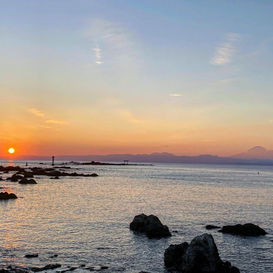 Hiroe Hiranoさんのインスタグラム写真 - (Hiroe HiranoInstagram)「富士山を見ながら、﻿ 葉山サンセットにひたる。﻿ ﻿ 朝も、昼も、夕暮れ、夜も。﻿ 同じ空は無い。﻿ 色んな顔を魅せてくれる。﻿ 人も同じ色んな表情があって成り立つ🌱﻿ そんな事を感じさせてもらいながら。﻿ ﻿ 葉山あるきをして、﻿ 森戸神社へ参拝⛩﻿ お気に入りのカフェで仕事☕️💻﻿ たくさん歩いて、とっても満足✨👣 ﻿ ﻿ 明日から仕事で都内に数泊❣️﻿ 幕張メッセにいきます☺️﻿ いる方連絡ください💛﻿ ﻿ #nofilter #hayama #葉山#sunset #サンセット #sunshine #ocean #太陽と海が好き　#海のある生活﻿ #毎日がスペシャル　#冬は富士山が大きく見えて海も澄んでいる」1月20日 20時05分 - hiroe_hirano