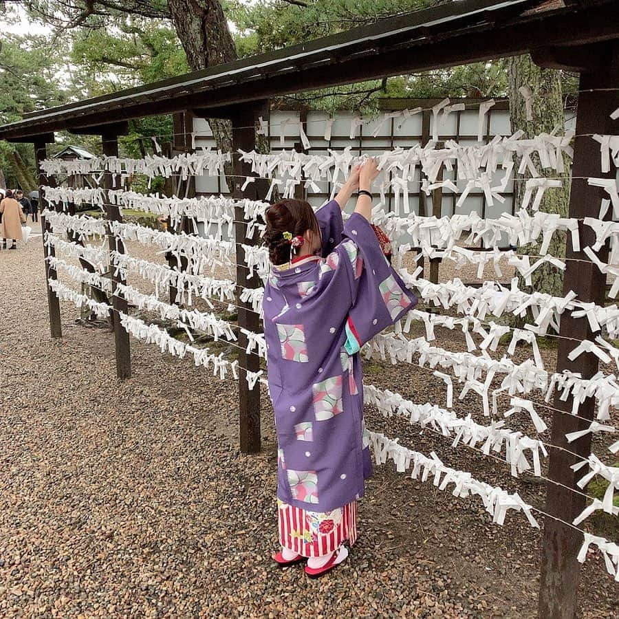 関根理紗さんのインスタグラム写真 - (関根理紗Instagram)「ついに出雲大社へ！ なんとめちゃくちゃ雨が...でも雨が降るのは縁起がいいともいうのでまあいいか笑 ということでお詣り。 あまりに寒すぎて退散するか、と帰ろうとしたら雨が上がって  今年はいい感じな1年になるな。 と勝手に思ってハッピーに清々しく退散。  ご縁横丁で出雲ぜんざい食べて、楽しみにしていたお宿に移動するわけです。  その後、寄り道もするけど詳しくはvlogで✌️ #出雲大社 #雨 #縁起がいいってことにしたい #出雲ぜんざい #お餅が丸い #ご縁いただいた」1月20日 20時06分 - sekine.risa