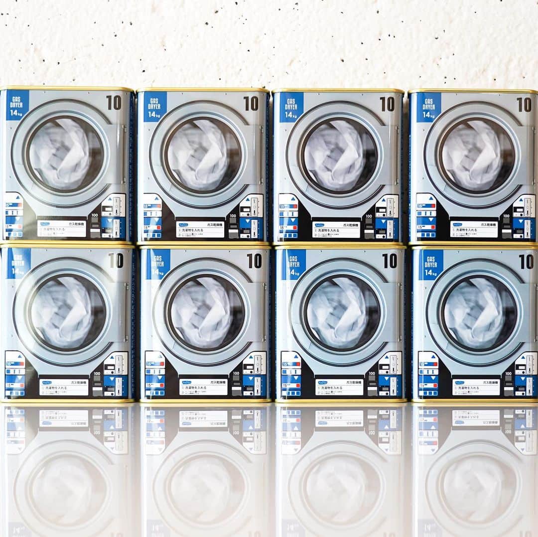 haconiwa / 箱庭さんのインスタグラム写真 - (haconiwa / 箱庭Instagram)「乾燥機がそのままデザインされた缶がかわいい！ 「フレディ レック @freddyleckseinwaschsalon.jp 」と「サクマドロップス」がコラボレーションした新商品が登場。  たくさん並べると、コインランドリー が再現できちゃう！  詳しくは本日の記事をチェック💁‍♀️ #freddyleck #フレディレック #コインランドリー #サクマドロップス #缶 #コラボ」1月20日 20時11分 - haconiwa_mag