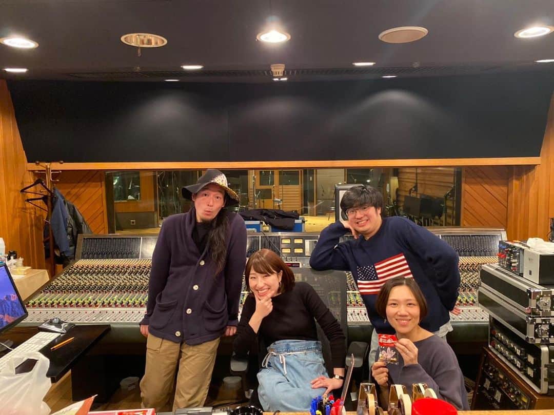 関取花のインスタグラム：「今日はこちらのメンバーでスタジオであれやこれやと。レコーディングでは更にもう一人お迎えします☺️楽しみだなー！グリーンバードスタジオの卓の前で記念撮影。#たまごボーロ持ったりっちゃんの満足気な顔が可愛すぎる」