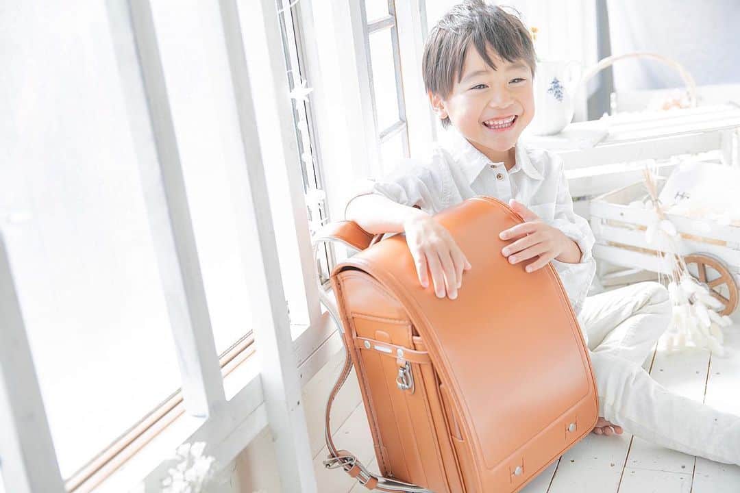 かなさんのインスタグラム写真 - (かなInstagram)「． white🤍🕊 ． ランドセルはまだ来年… もう来年？？🥺 ． りーくんには何色が似合うかなぁ なんて妄想が膨らむ撮影🥰💭 ． ． @lapinus34 💜 ． ． #息子#5歳#スタジオ撮影#ラピナス#lapinus#ランドセル#入学#男の子#男の子ママ」1月20日 20時21分 - kana_s0130