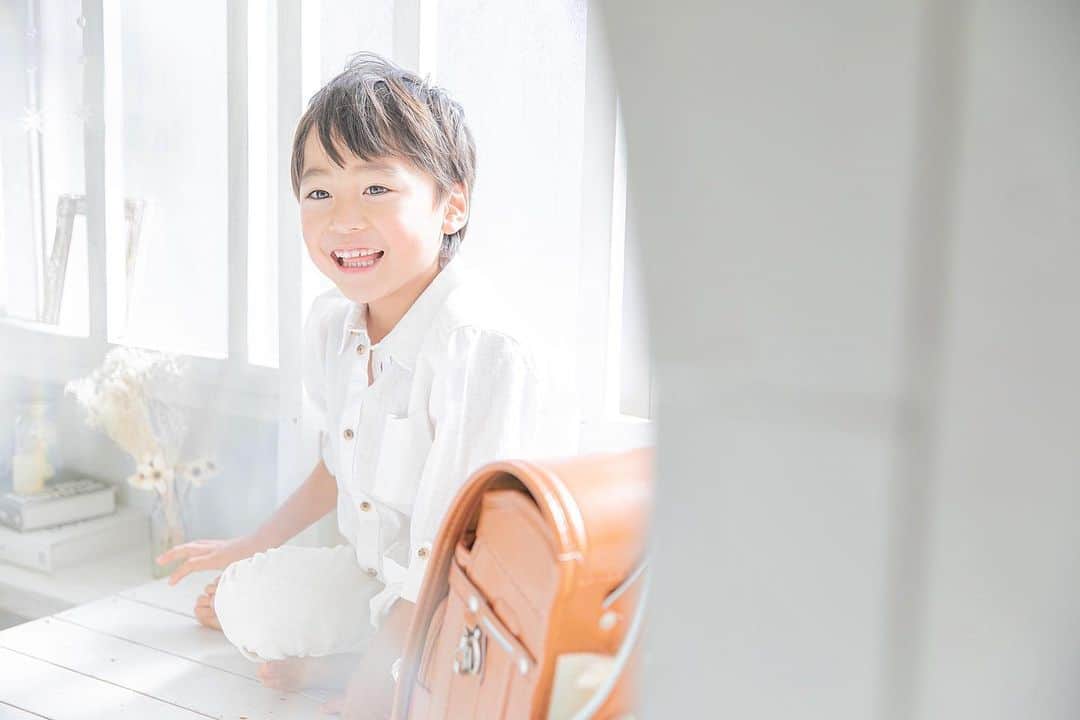 かなさんのインスタグラム写真 - (かなInstagram)「． white🤍🕊 ． ランドセルはまだ来年… もう来年？？🥺 ． りーくんには何色が似合うかなぁ なんて妄想が膨らむ撮影🥰💭 ． ． @lapinus34 💜 ． ． #息子#5歳#スタジオ撮影#ラピナス#lapinus#ランドセル#入学#男の子#男の子ママ」1月20日 20時21分 - kana_s0130