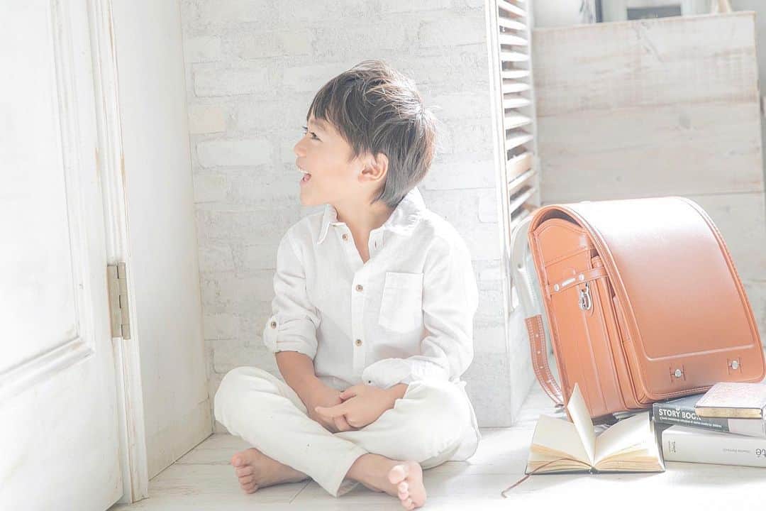 かなさんのインスタグラム写真 - (かなInstagram)「． white🤍🕊 ． ランドセルはまだ来年… もう来年？？🥺 ． りーくんには何色が似合うかなぁ なんて妄想が膨らむ撮影🥰💭 ． ． @lapinus34 💜 ． ． #息子#5歳#スタジオ撮影#ラピナス#lapinus#ランドセル#入学#男の子#男の子ママ」1月20日 20時21分 - kana_s0130