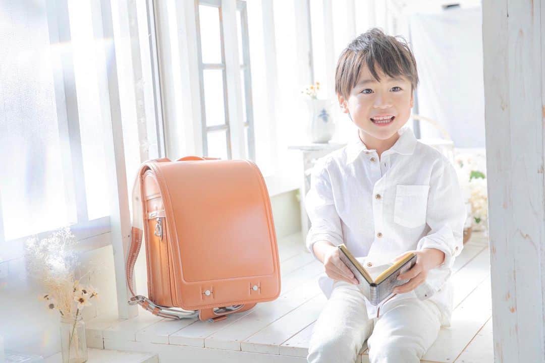 かなのインスタグラム：「． white🤍🕊 ． ランドセルはまだ来年… もう来年？？🥺 ． りーくんには何色が似合うかなぁ なんて妄想が膨らむ撮影🥰💭 ． ． @lapinus34 💜 ． ． #息子#5歳#スタジオ撮影#ラピナス#lapinus#ランドセル#入学#男の子#男の子ママ」