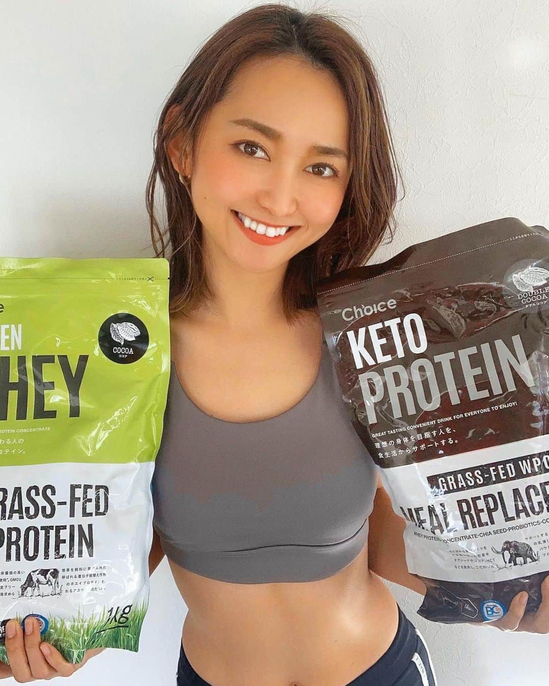 山吹香織さんのインスタグラム写真 - (山吹香織Instagram)「愛用中のプロテイン🥤💓 @choice.protein  ホエイプロテインはトレーニングの時に🏋🏽‍♂️ ケト・プロテインは食事代わりに飲んでます🌱 チアシードや乳酸菌が入っていて、お腹もいっぱいになるから置き換えにもおすすめです☺️💓 ・ ・ ・ ・ 運動も大切ですが、栄養も大切。。🥺🍀 健康的に身体絞り頑張るぞーー💪🏾🔥 目指せーー 峰不二子👙✨ …ってうそです(´༎ຶོρ༎ຶོ`)笑 とにかく頑張ります😂笑笑笑 ・ ・ ・ トレーニング動画はまた後ほどアップします☺️ ・ ・ ・ ・ スポーツウェアー👚 @xexymix_jp  #ホエイプロテイン #ケトプロテイン #choiceproteins #gym #ジム #ボディメイク#パーソナルトレーニング #パーソナルトレーナー #筋トレ#ダイエット #健康#美容#筋トレ女子 #ダイエット#ダイエット女子 #トレーニングウェア #nike #ヒップスラスト #美尻#くびれ #ヒップアップ  #今年の目標 🍑 #峰不二子になりたい (´༎ຶོρ༎ຶོ`) #なれない現実　笑 #自分磨き #頑張ろう 🌱😂」1月20日 20時22分 - kaori_yamabuki