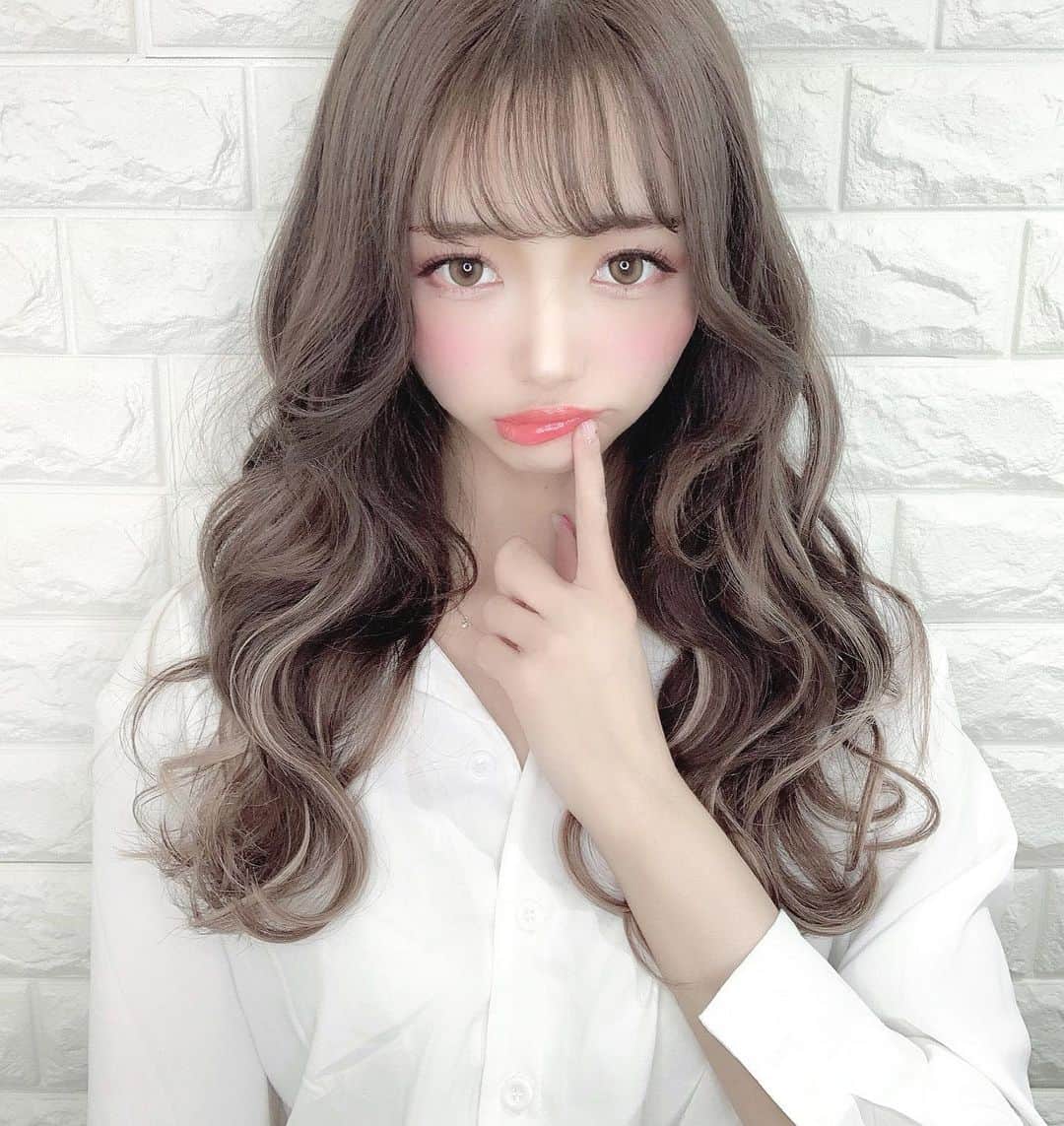 のインスタグラム：「カラーチェンジ💗 とってもお気に入り🥰 ハイライトがすごい綺麗で神カラーすぎる流石辻本さんです🥺🥺✨✨ #ヘアカラー #ハイライト #サロンモデル #サロモ #ヘアスタイル #ヘアセット #ヘアカラーアッシュ #アッシュ #ミルクティーベージュ #グレージュ #アッシュベージュ #ハイライトグレージュ #ハイライトカラー #ワイシャツ #シースルーバング #ウェーブ巻き #韓国ヘア #原宿 #原宿美容室 #明治神宮前」