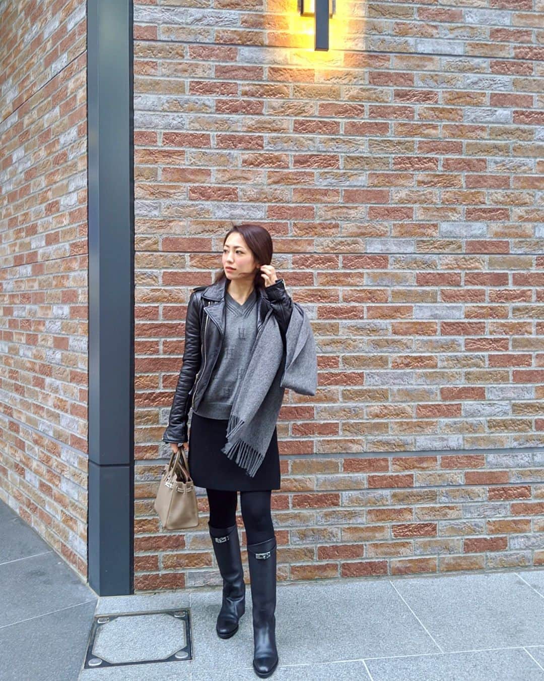 のインスタグラム：「. #ayumi_y_ootd 👗 シンプルだけどお気に入りコーデ💕 カイジ見てきたよ🎥最近見たい映画がたくさん☺️ . #jacket @balenciaga  #knit & #shoes & #bag @hermes  #stole @johnstonsofelgin  #skirt @chloe . . #ootd #outfit #fashion #coordinate #hermes #balenciaga #chloe #johnstons #ファッション #コーデ #コーディネート #今日のコーデ #今日の服 #エルメス #クロエ #ジョンストンズ #バーキン #バーキン25 #エルメスブーツ #ケリーブーツ」